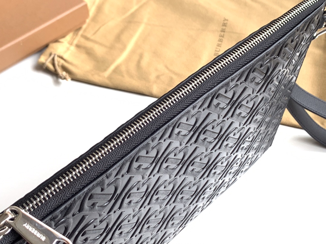 Burberry TB embossed leather zipper storage bag is made of imported grained calfskin. The slim design can be easily placed in a briefcase or travel bag, and can easily accommodate a tablet computer. , 💋Real object shooting📷, model 2061 black, size 30cm*19.5cm 5 Burberry TB embossed leather zipper storage bag is made of imported grained calfskin. The slim design can be easily placed in a briefcase or travel bag, and can easily accommodate a tablet computer. , 💋Real object shooting📷, model 2061 black, size 30cm*19.5cm - Image 5