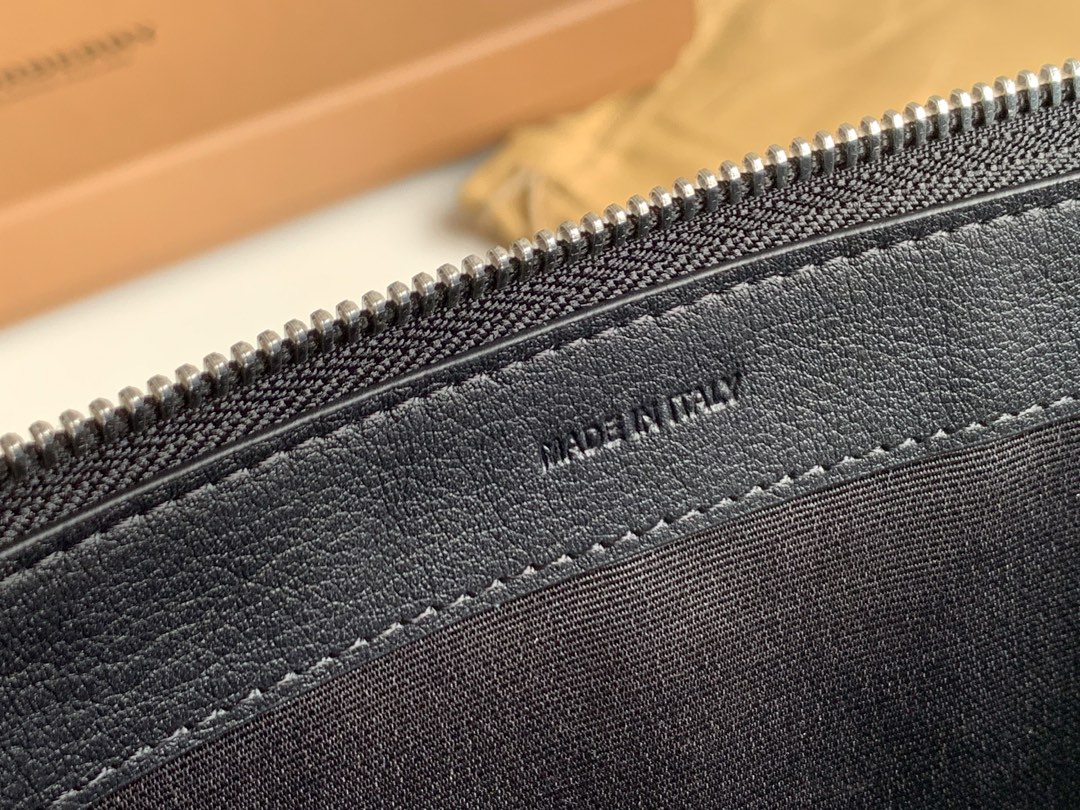 Burberry TB embossed leather zipper storage bag is made of imported grained calfskin. The slim design can be easily placed in a briefcase or travel bag, and can easily accommodate a tablet computer. , 💋Real object shooting📷, model 2061 black, size 30cm*19.5cm 3 Burberry TB embossed leather zipper storage bag is made of imported grained calfskin. The slim design can be easily placed in a briefcase or travel bag, and can easily accommodate a tablet computer. , 💋Real object shooting📷, model 2061 black, size 30cm*19.5cm - Image 3