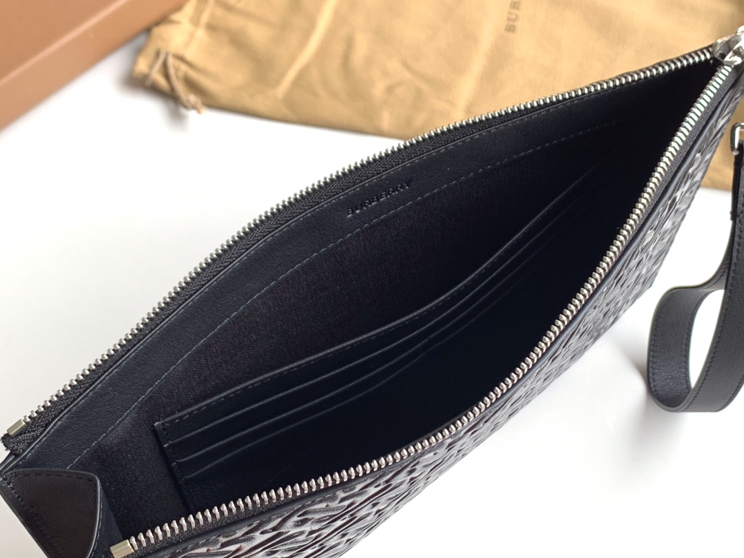 Burberry TB embossed leather zipper storage bag is made of imported grained calfskin. The slim design can be easily placed in a briefcase or travel bag, and can easily accommodate a tablet computer. , 💋Real object shooting📷, model 2061 black, size 30cm*19.5cm 4 Burberry TB embossed leather zipper storage bag is made of imported grained calfskin. The slim design can be easily placed in a briefcase or travel bag, and can easily accommodate a tablet computer. , 💋Real object shooting📷, model 2061 black, size 30cm*19.5cm - Image 4