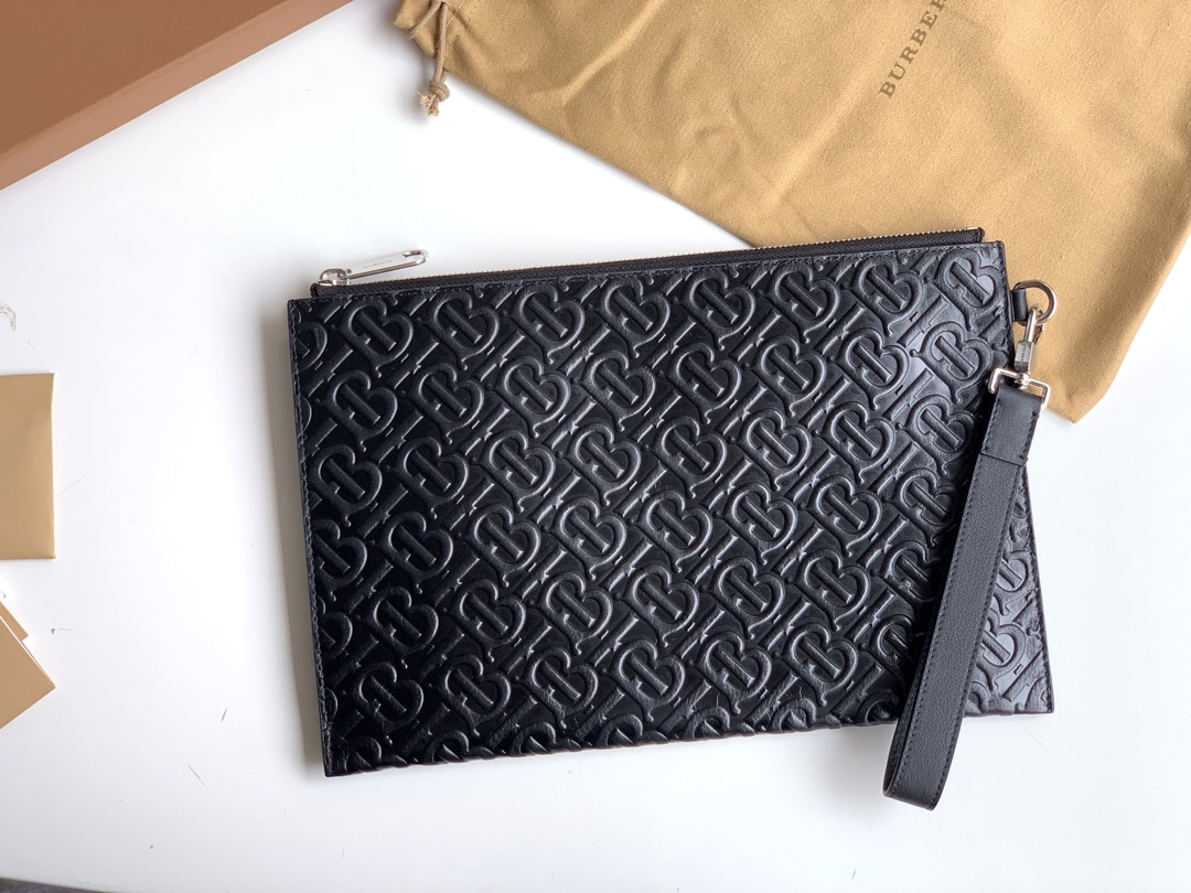 Burberry TB embossed leather zipper storage bag is made of imported grained calfskin. The slim design can be easily placed in a briefcase or travel bag, and can easily accommodate a tablet computer. , 💋Real object shooting📷, model 2061 black, size 30cm*19.5cm 9 Burberry TB embossed leather zipper storage bag is made of imported grained calfskin. The slim design can be easily placed in a briefcase or travel bag, and can easily accommodate a tablet computer. , 💋Real object shooting📷, model 2061 black, size 30cm*19.5cm - Image 9