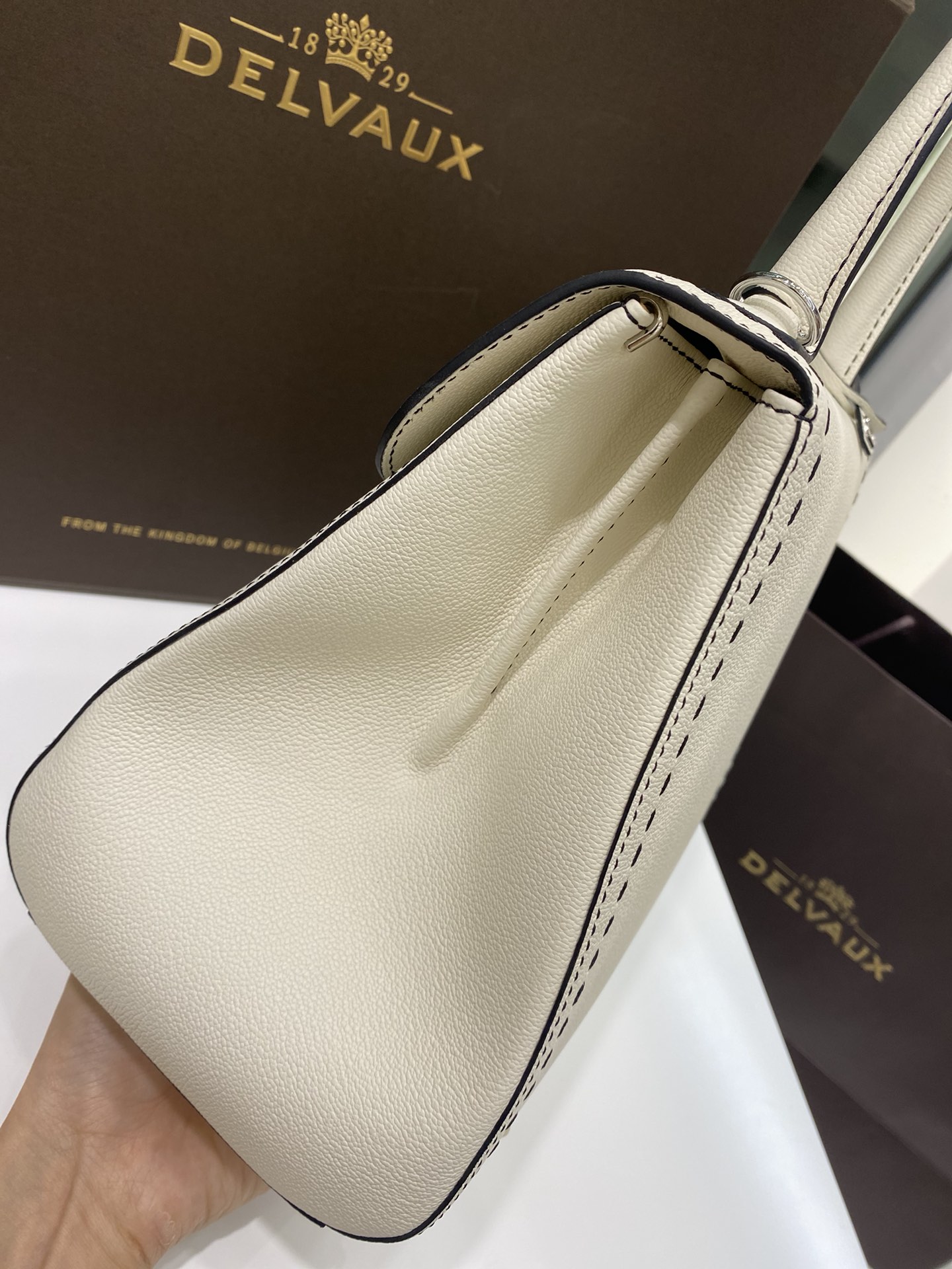 Delvaux rillant outer seam white 🇧🇪Belgian royal brand, low-key luxury, semi-hand-sewn wax thread craftsmanship Size: 28cm 5 Delvaux rillant outer seam white 🇧🇪Belgian royal brand, low-key luxury, semi-hand-sewn wax thread craftsmanship Size: 28cm - Image 5