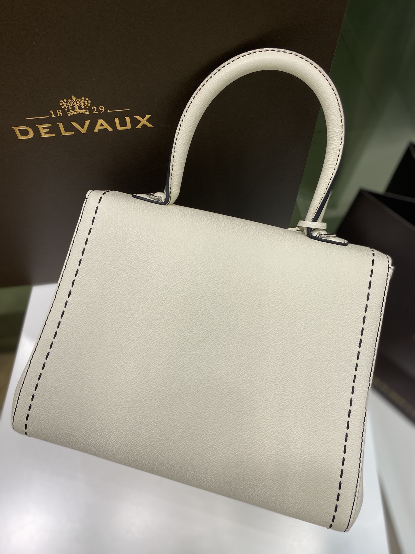 Delvaux rillant outer seam white 🇧🇪Belgian royal brand, low-key luxury, semi-hand-sewn wax thread craftsmanship Size: 28cm 8 Delvaux rillant outer seam white 🇧🇪Belgian royal brand, low-key luxury, semi-hand-sewn wax thread craftsmanship Size: 28cm - Image 8
