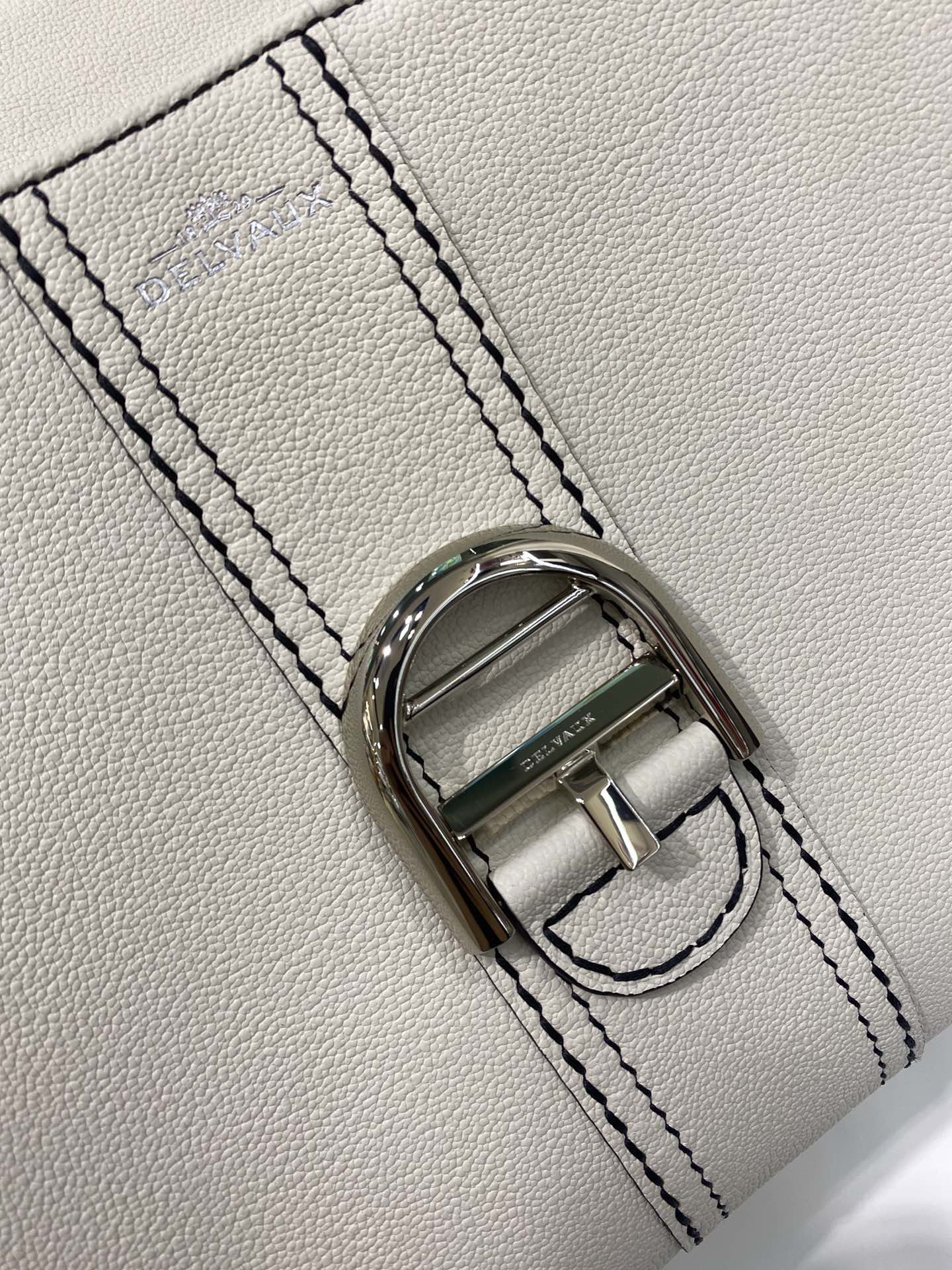Delvaux rillant outer seam white 🇧🇪Belgian royal brand, low-key luxury, semi-hand-sewn wax thread craftsmanship Size: 28cm 3 Delvaux rillant outer seam white 🇧🇪Belgian royal brand, low-key luxury, semi-hand-sewn wax thread craftsmanship Size: 28cm - Image 3