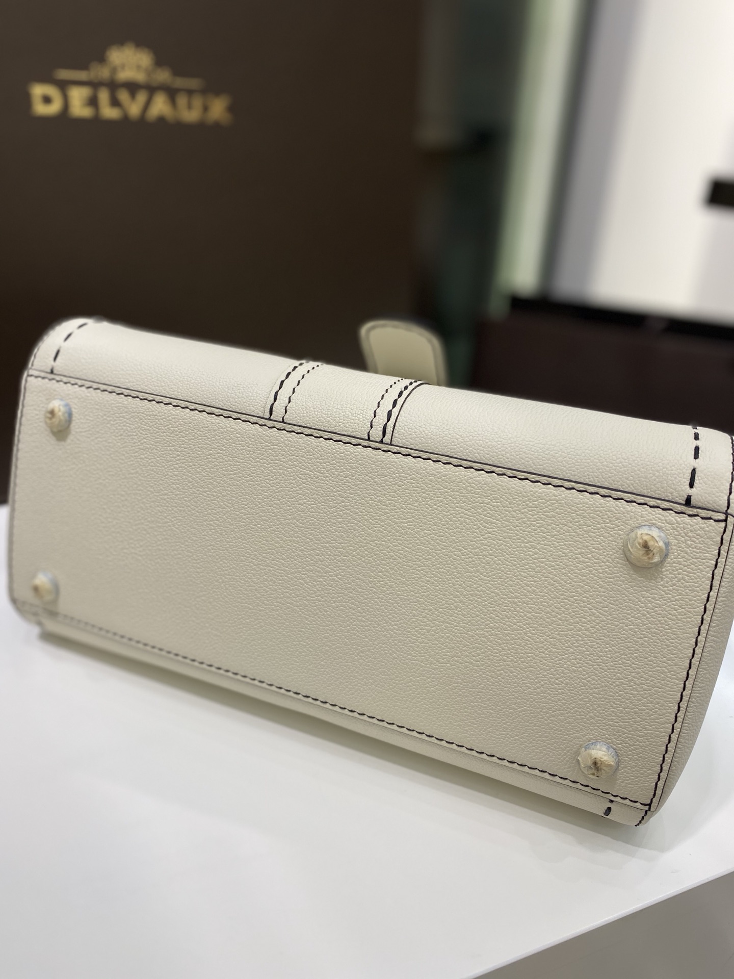 Delvaux rillant outer seam white 🇧🇪Belgian royal brand, low-key luxury, semi-hand-sewn wax thread craftsmanship Size: 28cm 6 Delvaux rillant outer seam white 🇧🇪Belgian royal brand, low-key luxury, semi-hand-sewn wax thread craftsmanship Size: 28cm - Image 6
