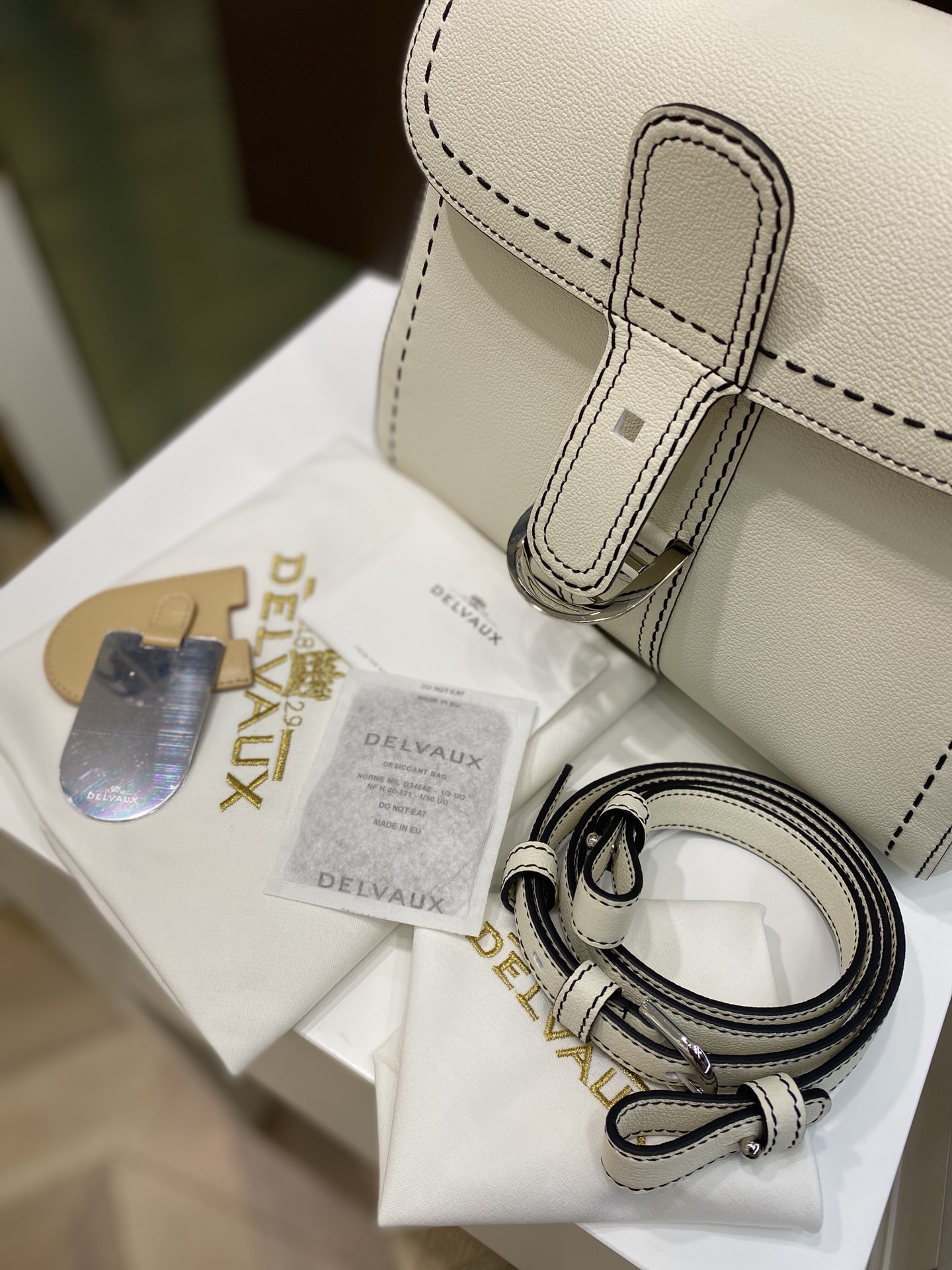 Delvaux rillant outer seam white 🇧🇪Belgian royal brand, low-key luxury, semi-hand-sewn wax thread craftsmanship Size: 28cm 7 Delvaux rillant outer seam white 🇧🇪Belgian royal brand, low-key luxury, semi-hand-sewn wax thread craftsmanship Size: 28cm - Image 7