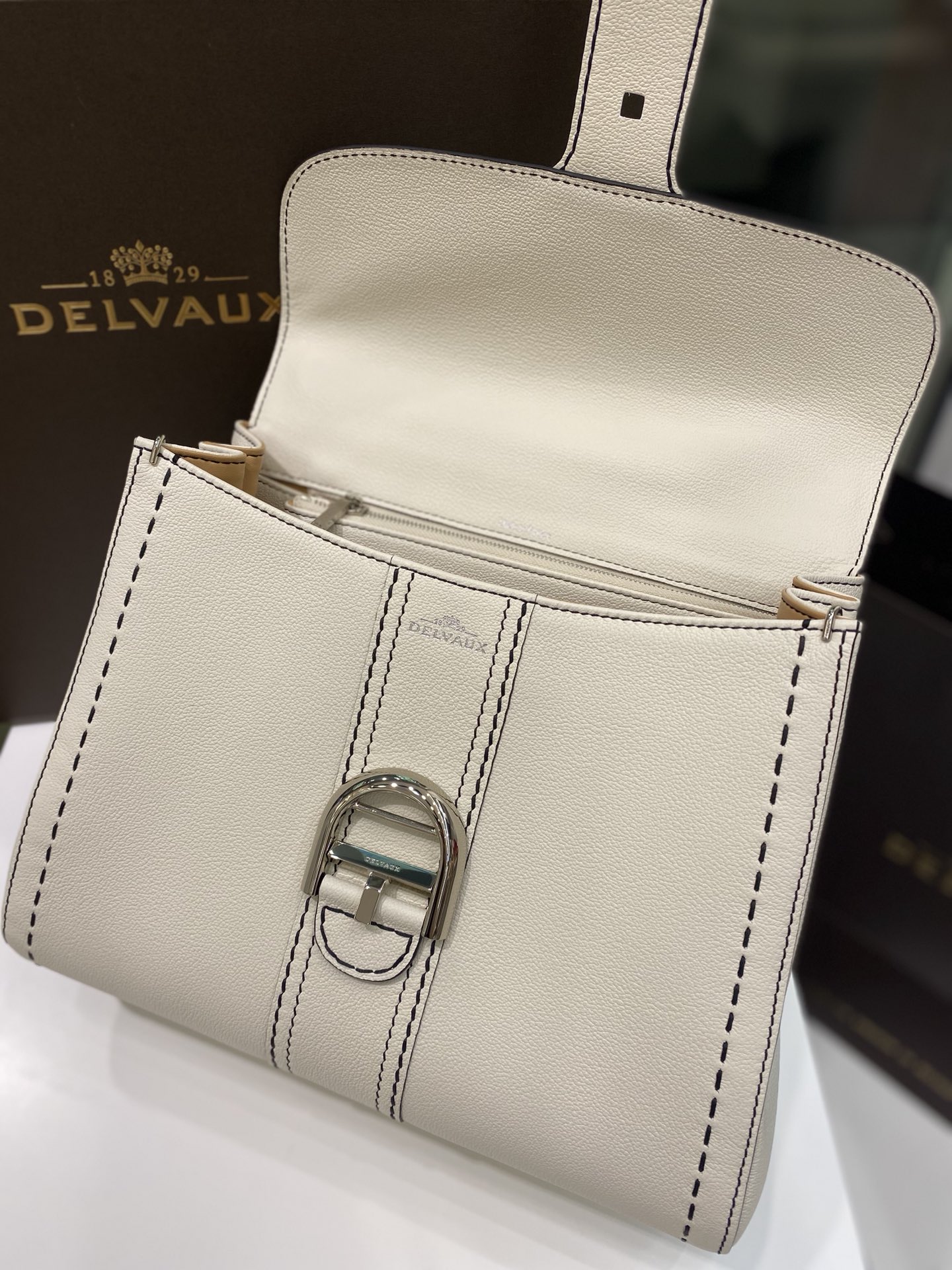 Delvaux rillant outer seam white 🇧🇪Belgian royal brand, low-key luxury, semi-hand-sewn wax thread craftsmanship Size: 28cm 4 Delvaux rillant outer seam white 🇧🇪Belgian royal brand, low-key luxury, semi-hand-sewn wax thread craftsmanship Size: 28cm - Image 4