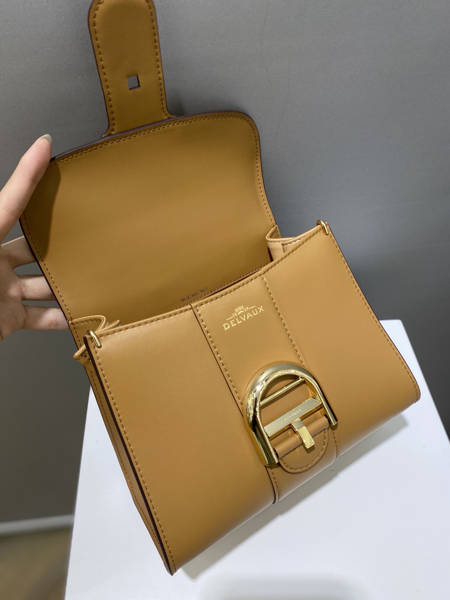 Delvaux version~Caramel gold button Belgian 🇧🇪 Royal brand Size 20 4 Delvaux version~Caramel gold button Belgian 🇧🇪 Royal brand Size 20 - Image 4