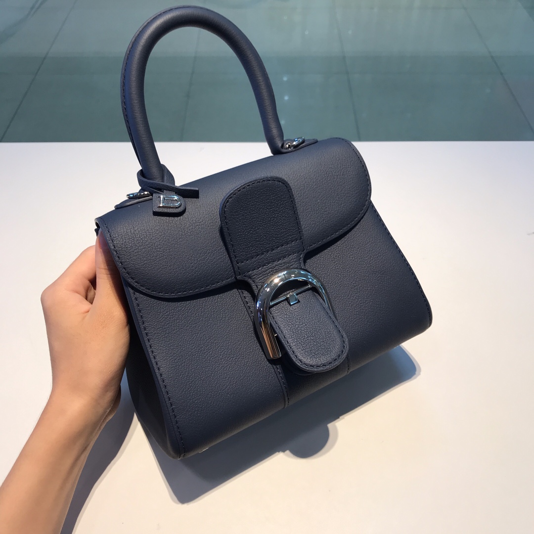 Delvaux brillant togo leather Belgian 🇧🇪 Royal brand Size: 28*8*15.5