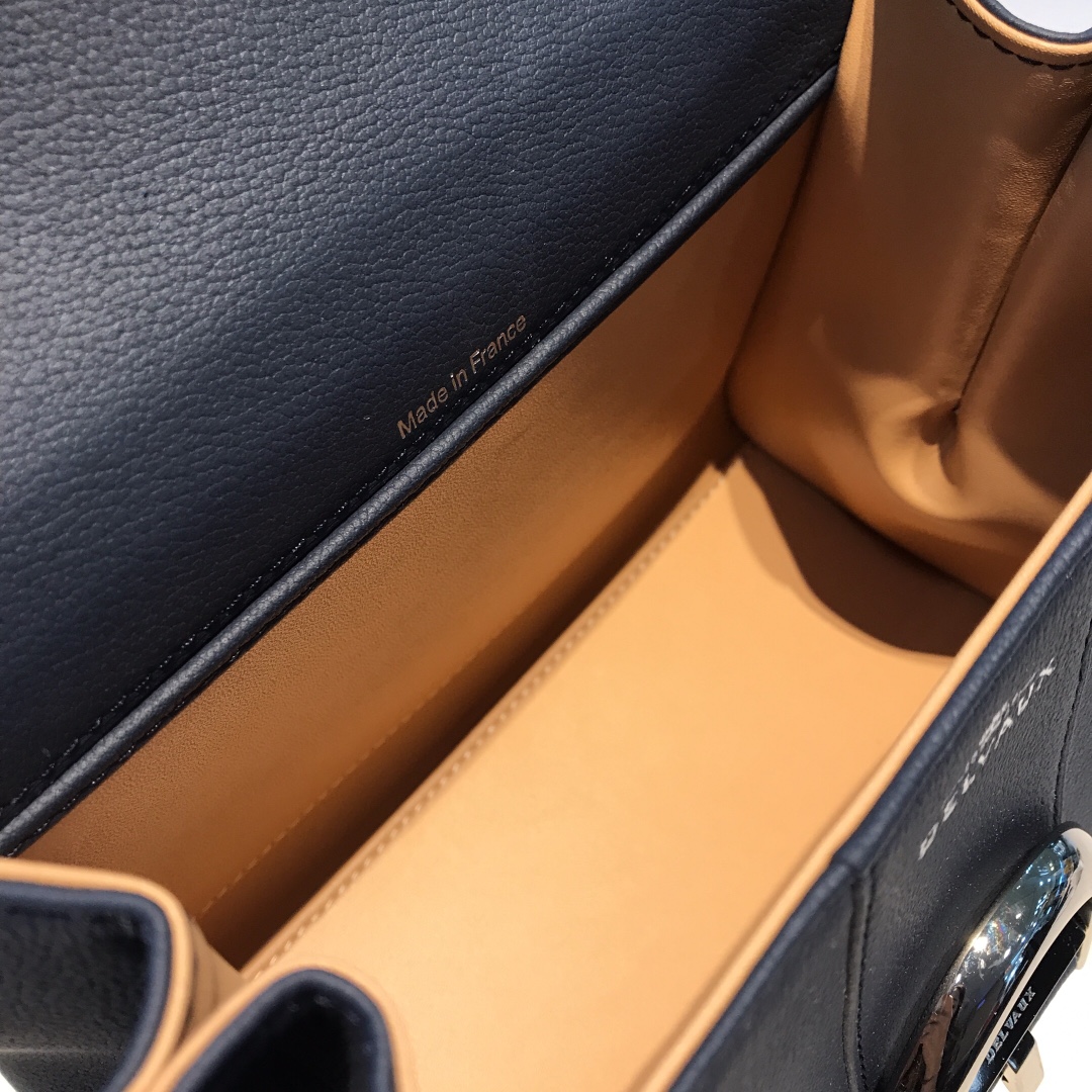 Delvaux brillant togo leather Belgian 🇧🇪 Royal brand Size: 28*8*15.5 4 Delvaux brillant togo leather Belgian 🇧🇪 Royal brand Size: 28*8*15.5 - Image 4