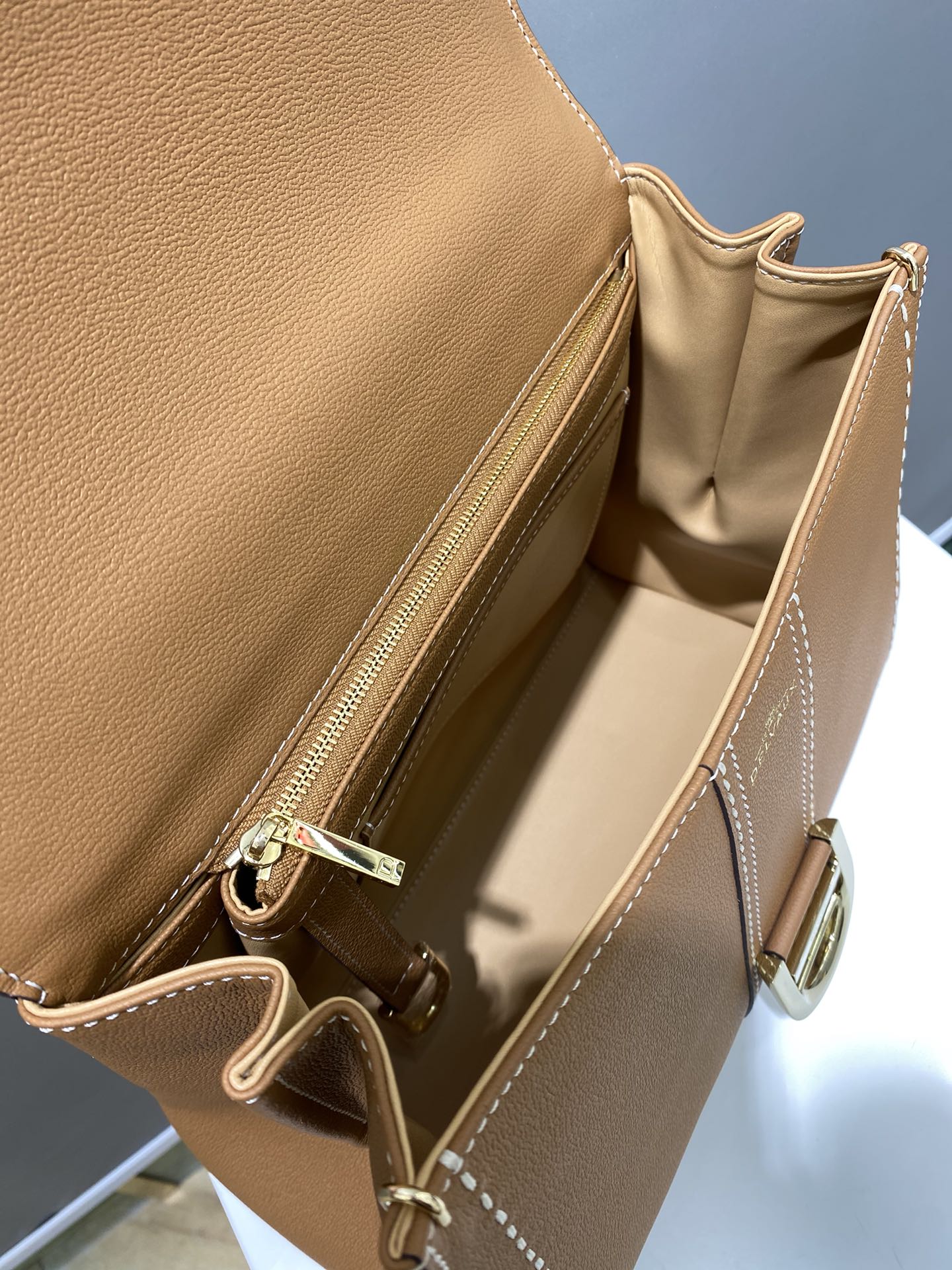 Delvaux brillant caramel on the outside seam 🇧🇪Belgian royal brand, low-key luxury, semi-hand-sewn wax thread craftsmanship Size: 28cm 4 Delvaux brillant caramel on the outside seam 🇧🇪Belgian royal brand, low-key luxury, semi-hand-sewn wax thread craftsmanship Size: 28cm - Image 4