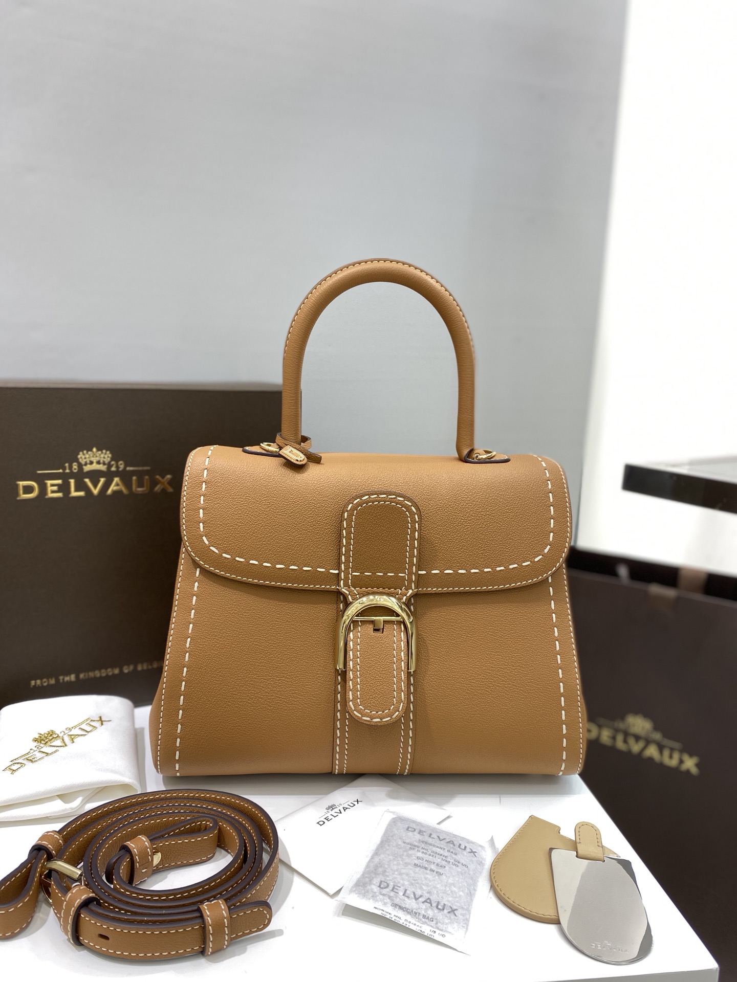 Delvaux brillant caramel on the outside seam 🇧🇪Belgian royal brand, low-key luxury, semi-hand-sewn wax thread craftsmanship Size: 28cm