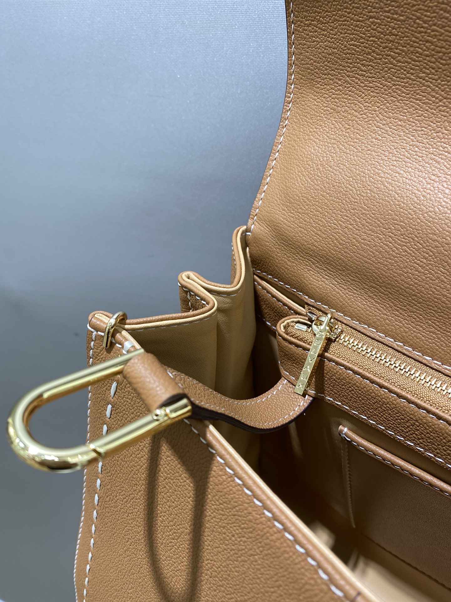 Delvaux brillant caramel on the outside seam 🇧🇪Belgian royal brand, low-key luxury, semi-hand-sewn wax thread craftsmanship Size: 28cm 5 Delvaux brillant caramel on the outside seam 🇧🇪Belgian royal brand, low-key luxury, semi-hand-sewn wax thread craftsmanship Size: 28cm - Image 5