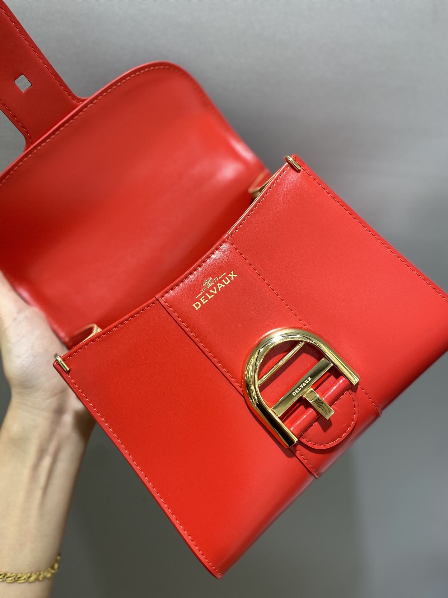 Delvaux ❤️National flag red Belgian 🇧🇪 Royal brand Size 20cm 6 Delvaux ❤️National flag red Belgian 🇧🇪 Royal brand Size 20cm - Image 6