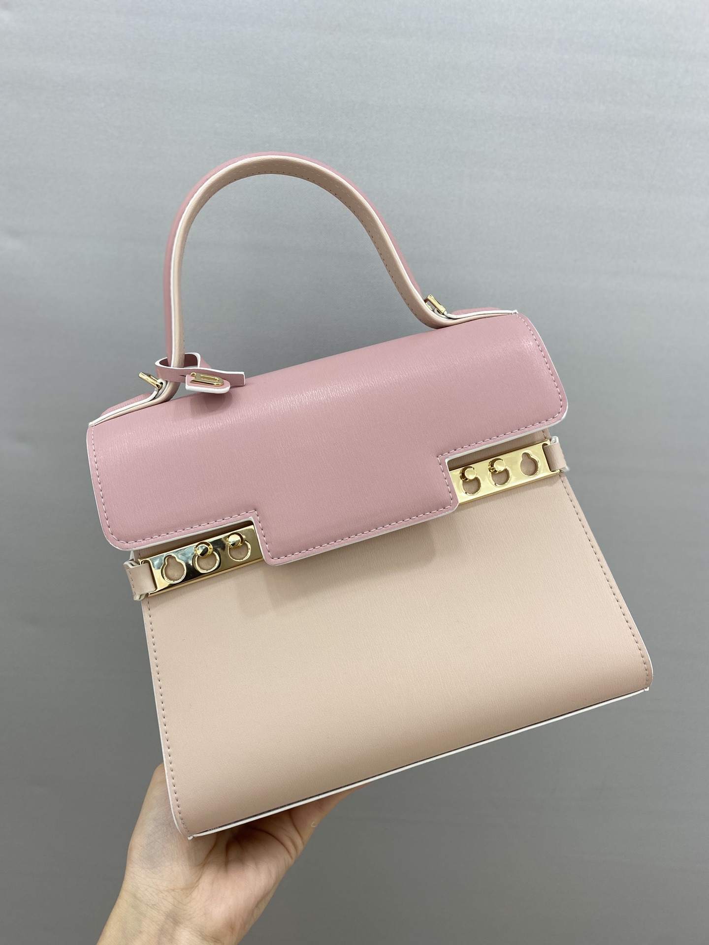 Delvaux Authentic mold, color calibration, original factory quality, bulk goods details DelvauxSS21 new Tempete PM new size, forever rose pink three-piece Tempete was designed in 1967 by the famous Belgian architect Paule Goethals for Delvaux's 1967 "Yachting" series Size: 21.5cm wide, 19cm high, 10cm deep.