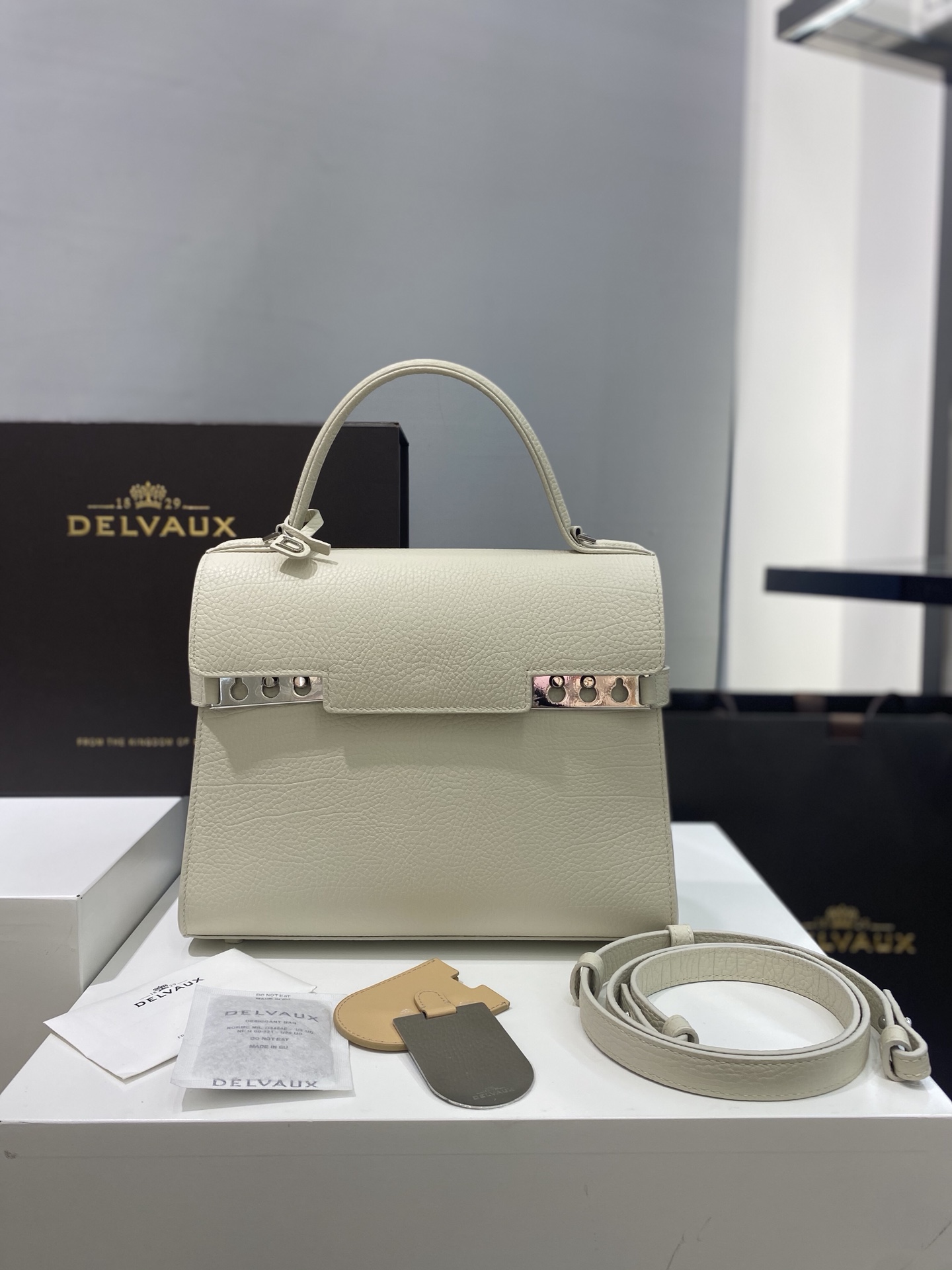 Delvaux Tempete MM cow neck leather Belgian 🇧🇪 Royal brand With matching shoulder strap, mirror and small pendant. Sheepskin lining Size: 28