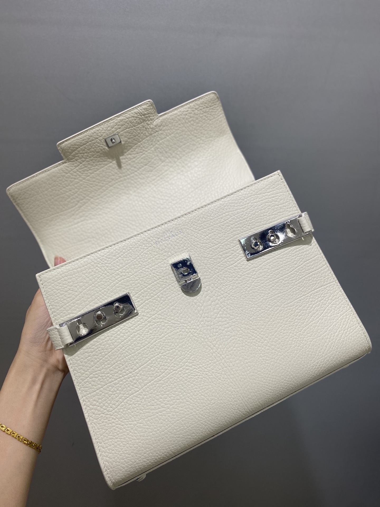 Delvaux Tempete MM cow neck leather Belgian 🇧🇪 Royal brand With matching shoulder strap, mirror and small pendant. Sheepskin lining Size: 28 4 Delvaux Tempete MM cow neck leather Belgian 🇧🇪 Royal brand With matching shoulder strap, mirror and small pendant. Sheepskin lining Size: 28 - Image 4
