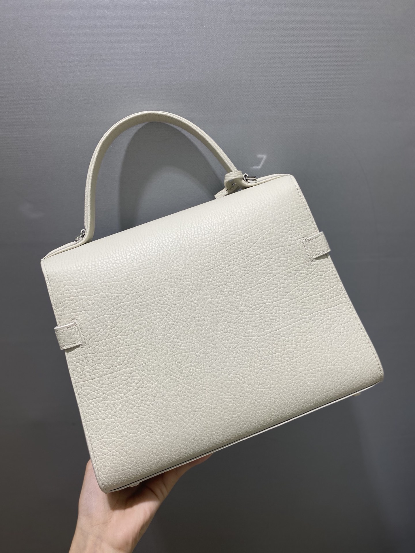 Delvaux Tempete MM cow neck leather Belgian 🇧🇪 Royal brand With matching shoulder strap, mirror and small pendant. Sheepskin lining Size: 28 7 Delvaux Tempete MM cow neck leather Belgian 🇧🇪 Royal brand With matching shoulder strap, mirror and small pendant. Sheepskin lining Size: 28 - Image 7