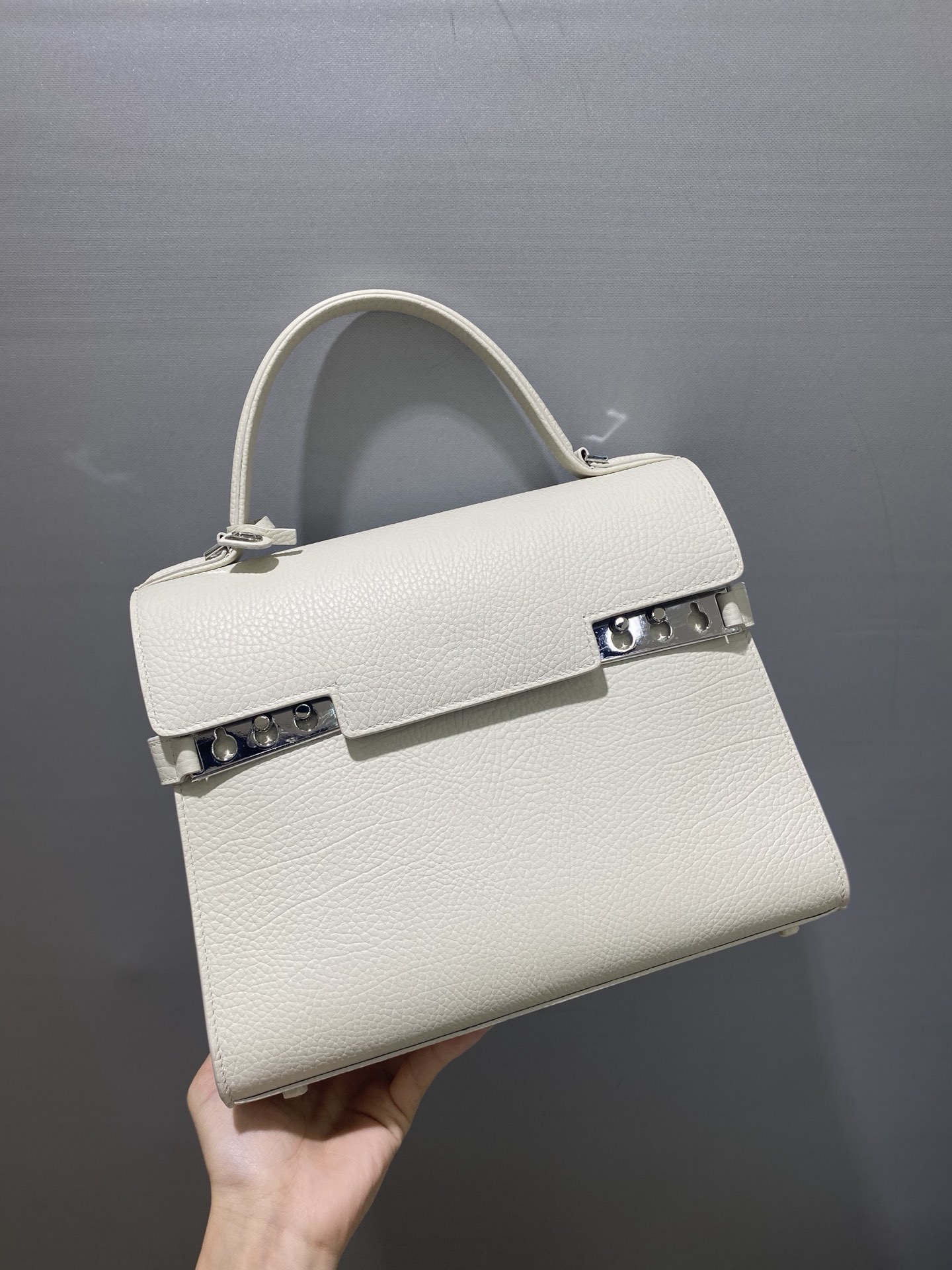 Delvaux Tempete MM cow neck leather Belgian 🇧🇪 Royal brand With matching shoulder strap, mirror and small pendant. Sheepskin lining Size: 28 9 Delvaux Tempete MM cow neck leather Belgian 🇧🇪 Royal brand With matching shoulder strap, mirror and small pendant. Sheepskin lining Size: 28 - Image 9