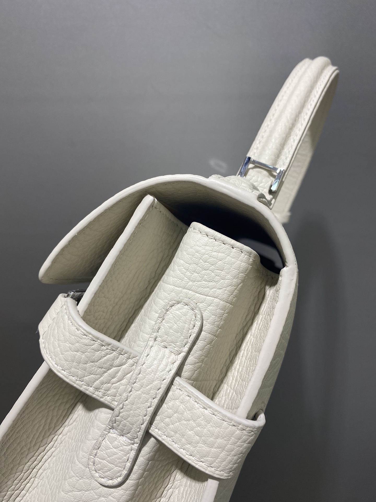 Delvaux Tempete MM cow neck leather Belgian 🇧🇪 Royal brand With matching shoulder strap, mirror and small pendant. Sheepskin lining Size: 28 6 Delvaux Tempete MM cow neck leather Belgian 🇧🇪 Royal brand With matching shoulder strap, mirror and small pendant. Sheepskin lining Size: 28 - Image 6