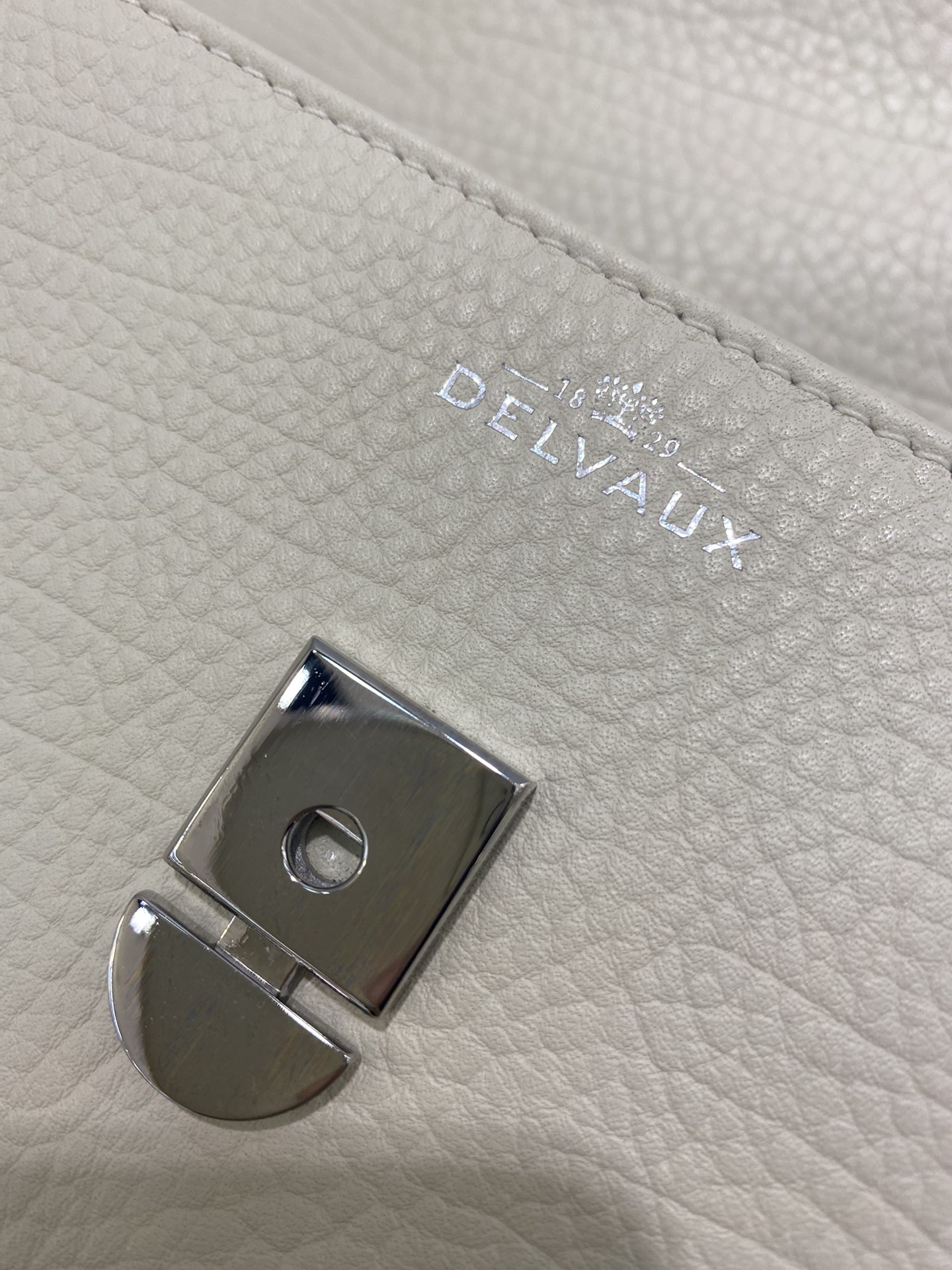 Delvaux Tempete MM cow neck leather Belgian 🇧🇪 Royal brand With matching shoulder strap, mirror and small pendant. Sheepskin lining Size: 28 3 Delvaux Tempete MM cow neck leather Belgian 🇧🇪 Royal brand With matching shoulder strap, mirror and small pendant. Sheepskin lining Size: 28 - Image 3