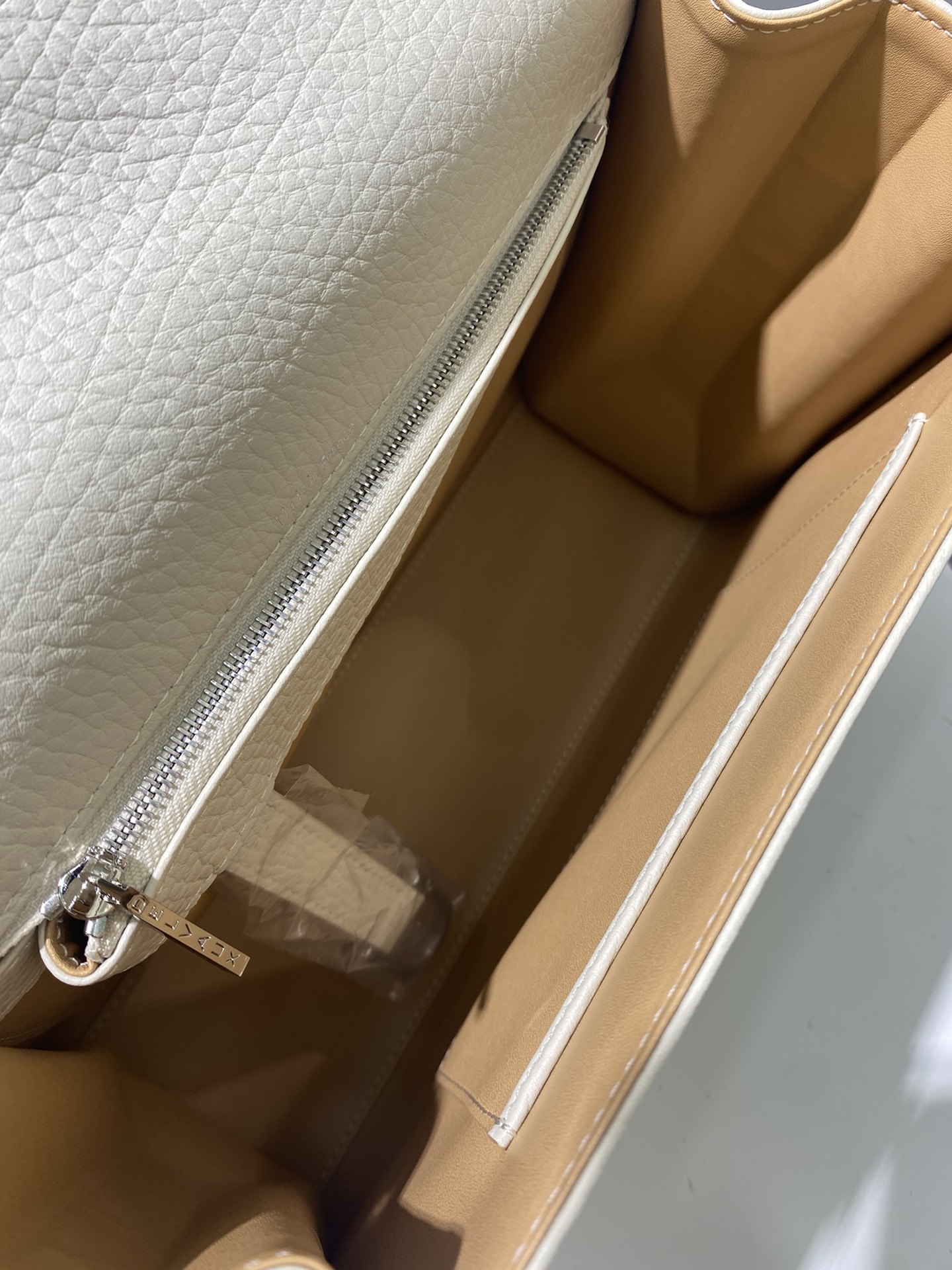 Delvaux Tempete MM cow neck leather Belgian 🇧🇪 Royal brand With matching shoulder strap, mirror and small pendant. Sheepskin lining Size: 28 5 Delvaux Tempete MM cow neck leather Belgian 🇧🇪 Royal brand With matching shoulder strap, mirror and small pendant. Sheepskin lining Size: 28 - Image 5