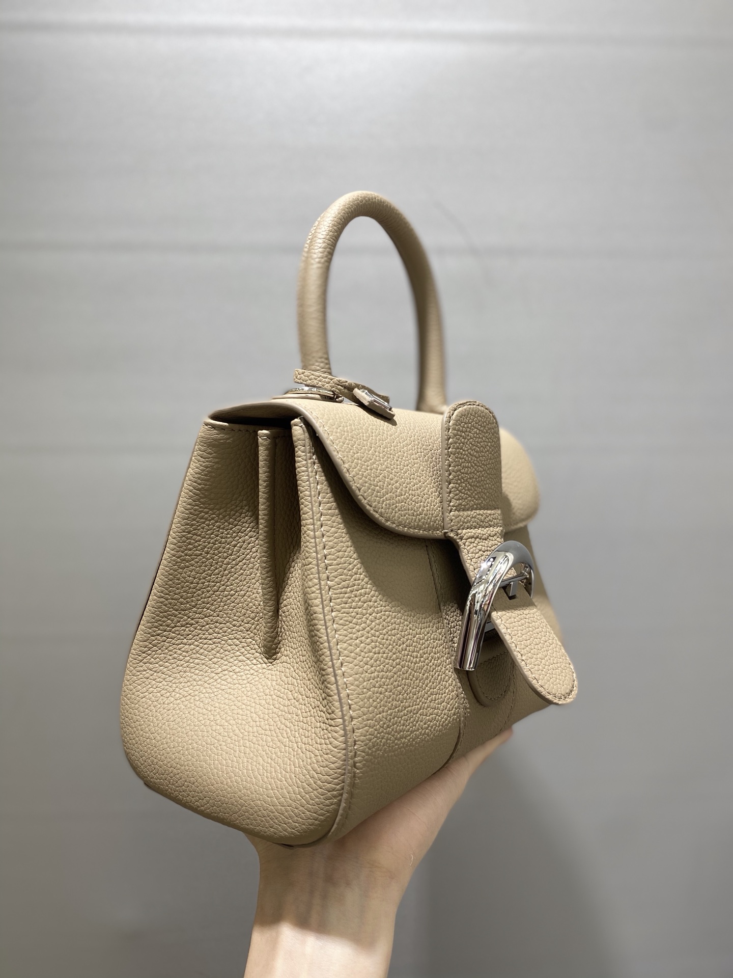 Delvaux brillant togo leather dove gray Belgian 🇧🇪 Royal brand With adjustable shoulder strap, mirror and small pendant. Sheepskin lining Size: 20*12*15.5 7 Delvaux brillant togo leather dove gray Belgian 🇧🇪 Royal brand With adjustable shoulder strap, mirror and small pendant. Sheepskin lining Size: 20*12*15.5 - Image 7