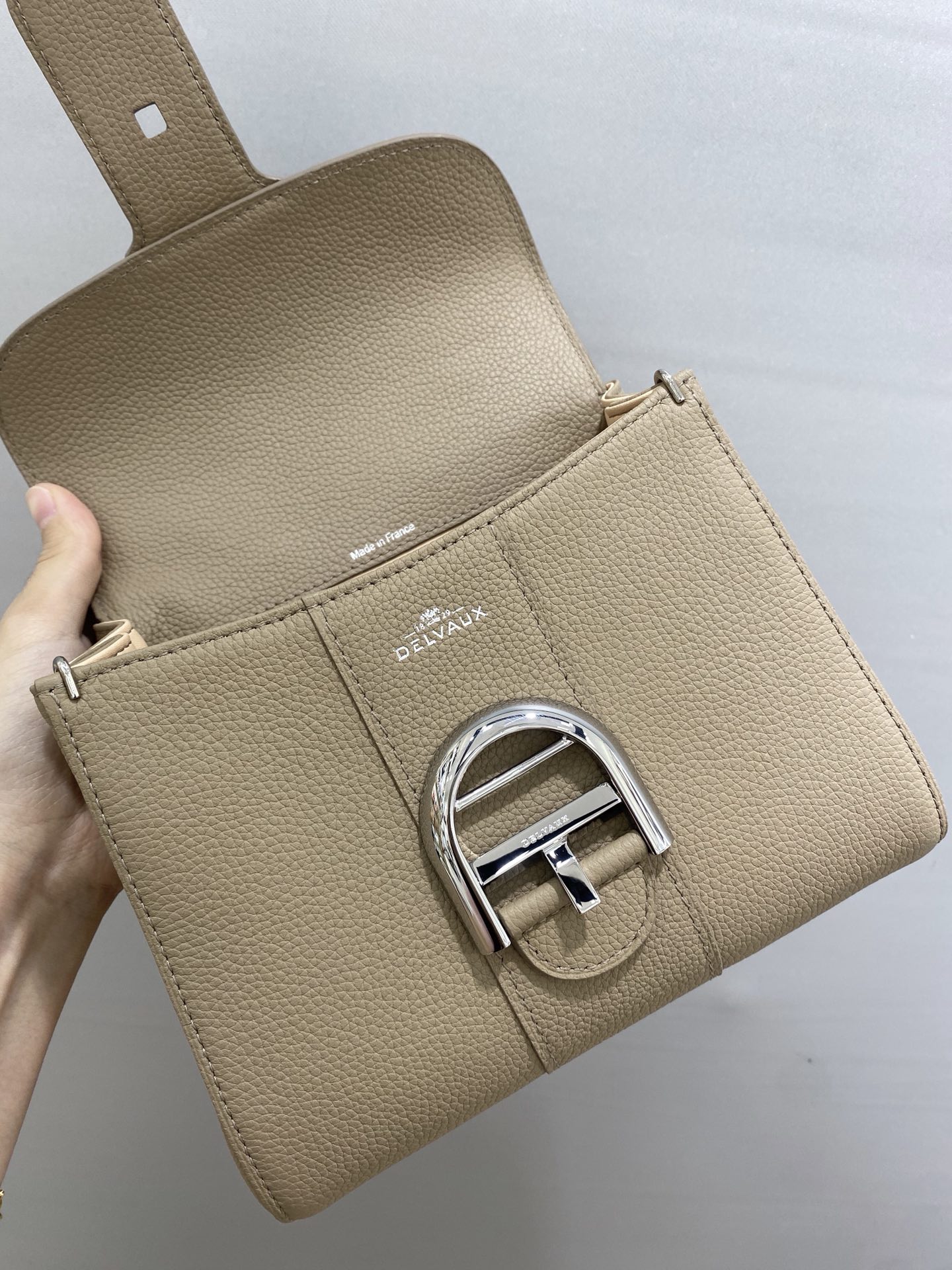 Delvaux brillant togo leather dove gray Belgian 🇧🇪 Royal brand With adjustable shoulder strap, mirror and small pendant. Sheepskin lining Size: 20*12*15.5 5 Delvaux brillant togo leather dove gray Belgian 🇧🇪 Royal brand With adjustable shoulder strap, mirror and small pendant. Sheepskin lining Size: 20*12*15.5 - Image 5