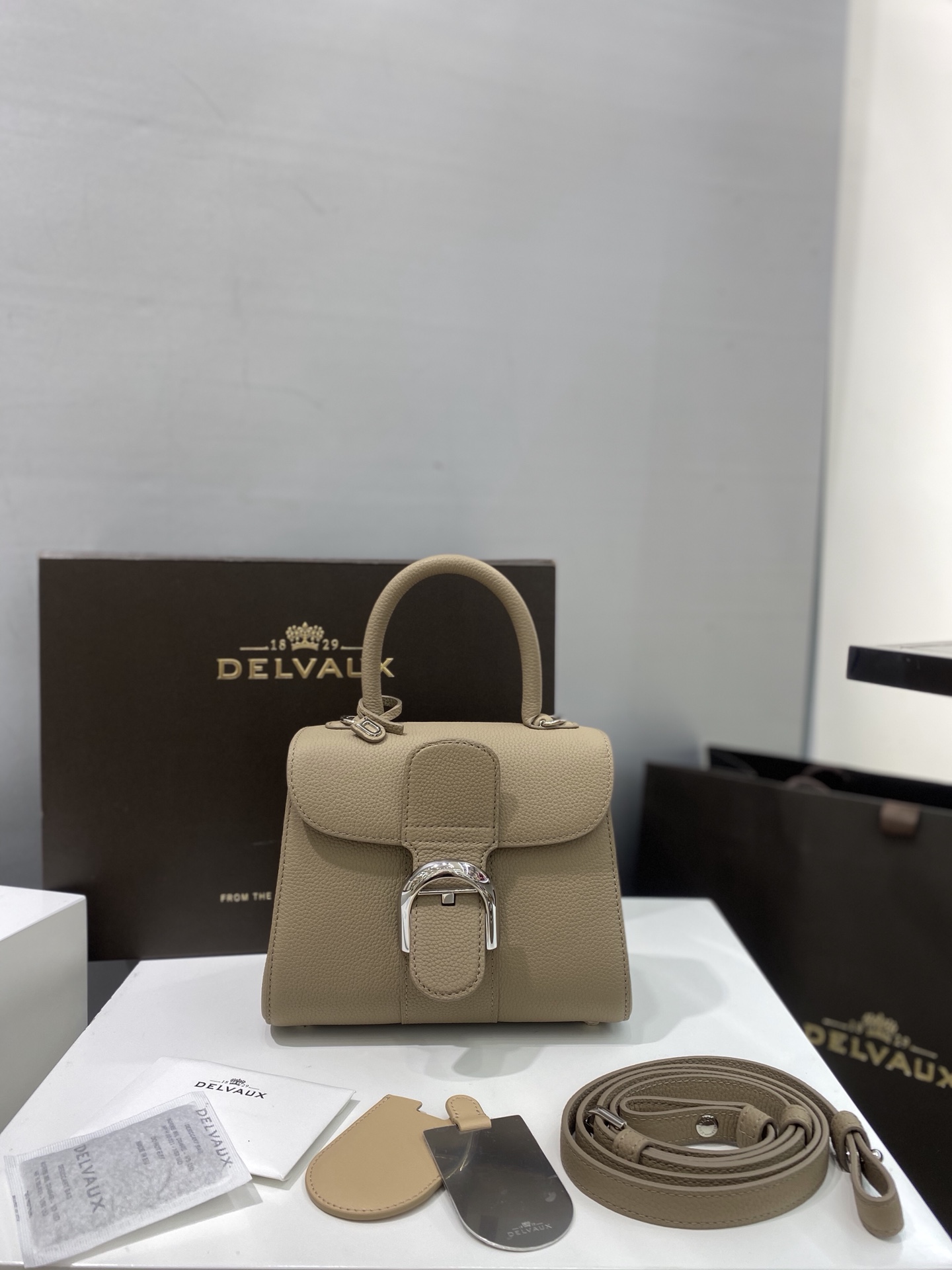 Delvaux brillant togo leather dove gray Belgian 🇧🇪 Royal brand With adjustable shoulder strap, mirror and small pendant. Sheepskin lining Size: 20*12*15.5 9 Delvaux brillant togo leather dove gray Belgian 🇧🇪 Royal brand With adjustable shoulder strap, mirror and small pendant. Sheepskin lining Size: 20*12*15.5 - Image 9
