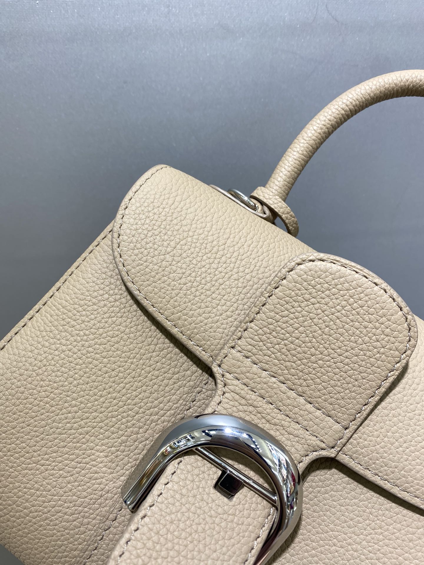 Delvaux brillant togo leather dove gray Belgian 🇧🇪 Royal brand With adjustable shoulder strap, mirror and small pendant. Sheepskin lining Size: 20*12*15.5 6 Delvaux brillant togo leather dove gray Belgian 🇧🇪 Royal brand With adjustable shoulder strap, mirror and small pendant. Sheepskin lining Size: 20*12*15.5 - Image 6