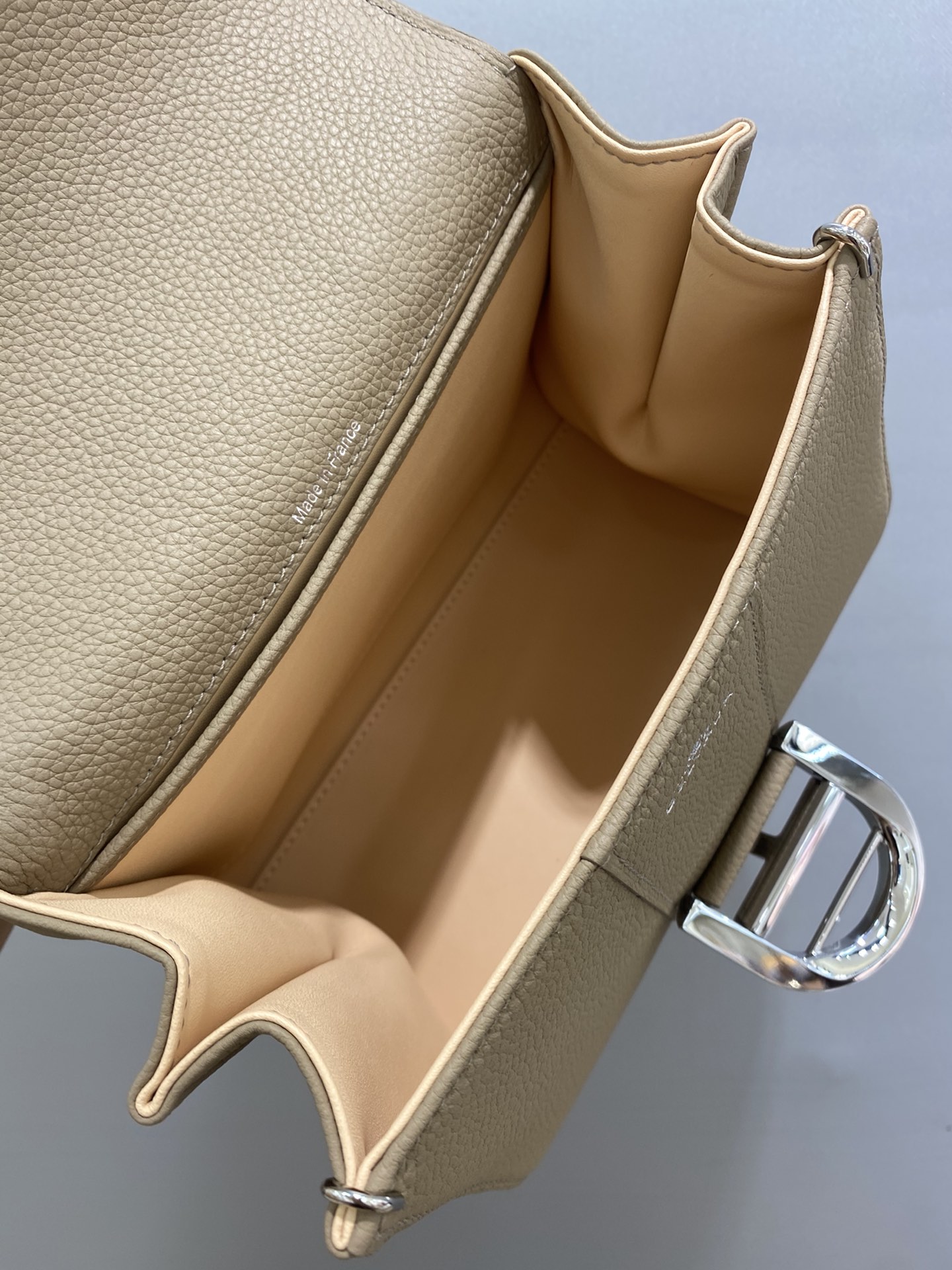 Delvaux brillant togo leather dove gray Belgian 🇧🇪 Royal brand With adjustable shoulder strap, mirror and small pendant. Sheepskin lining Size: 20*12*15.5 4 Delvaux brillant togo leather dove gray Belgian 🇧🇪 Royal brand With adjustable shoulder strap, mirror and small pendant. Sheepskin lining Size: 20*12*15.5 - Image 4