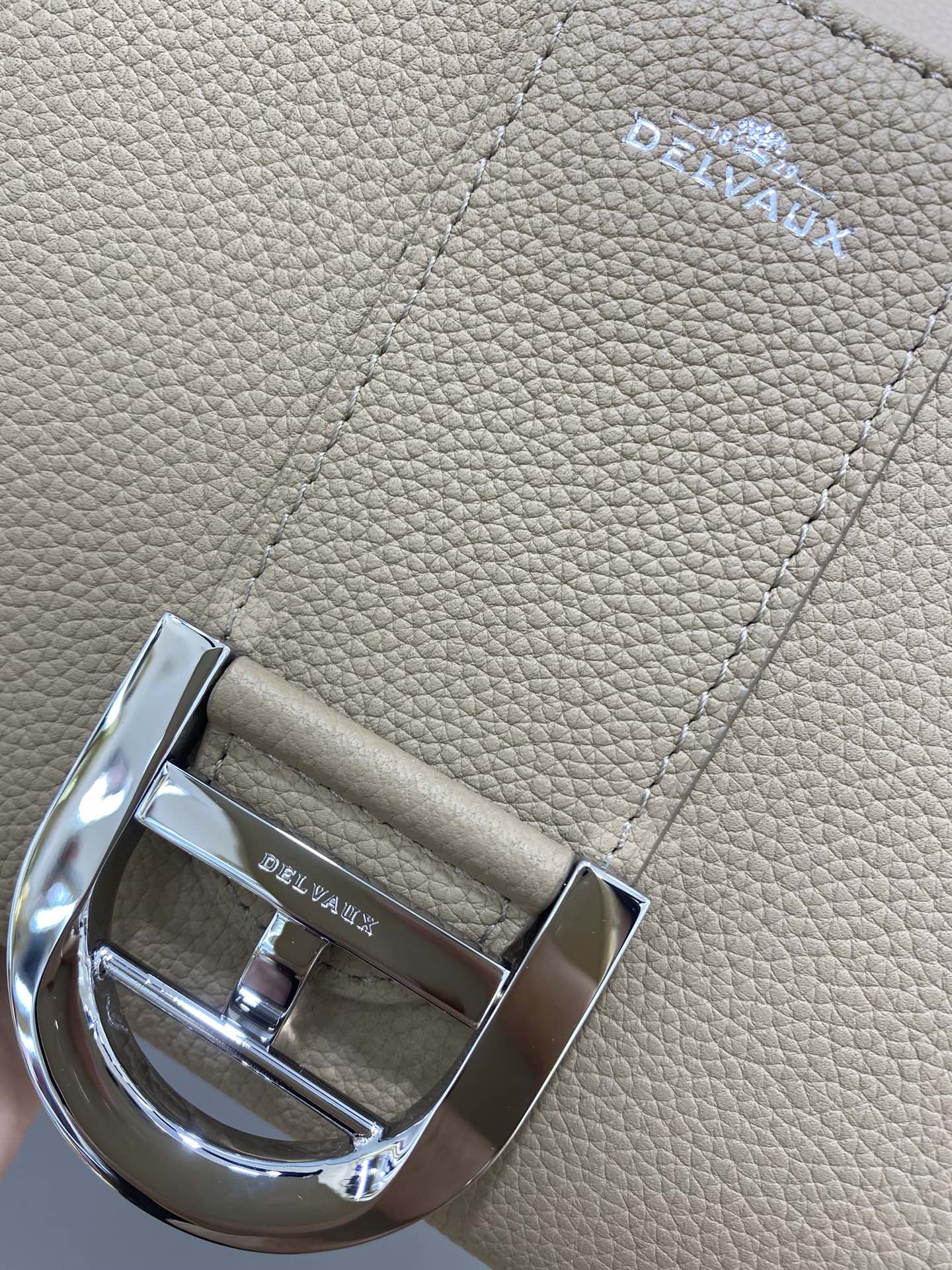 Delvaux brillant togo leather dove gray Belgian 🇧🇪 Royal brand With adjustable shoulder strap, mirror and small pendant. Sheepskin lining Size: 20*12*15.5 3 Delvaux brillant togo leather dove gray Belgian 🇧🇪 Royal brand With adjustable shoulder strap, mirror and small pendant. Sheepskin lining Size: 20*12*15.5 - Image 3
