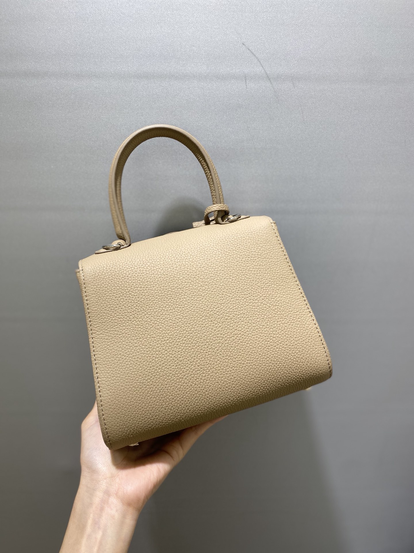 Delvaux brillant togo leather dove gray Belgian 🇧🇪 Royal brand With adjustable shoulder strap, mirror and small pendant. Sheepskin lining Size: 20*12*15.5 8 Delvaux brillant togo leather dove gray Belgian 🇧🇪 Royal brand With adjustable shoulder strap, mirror and small pendant. Sheepskin lining Size: 20*12*15.5 - Image 8