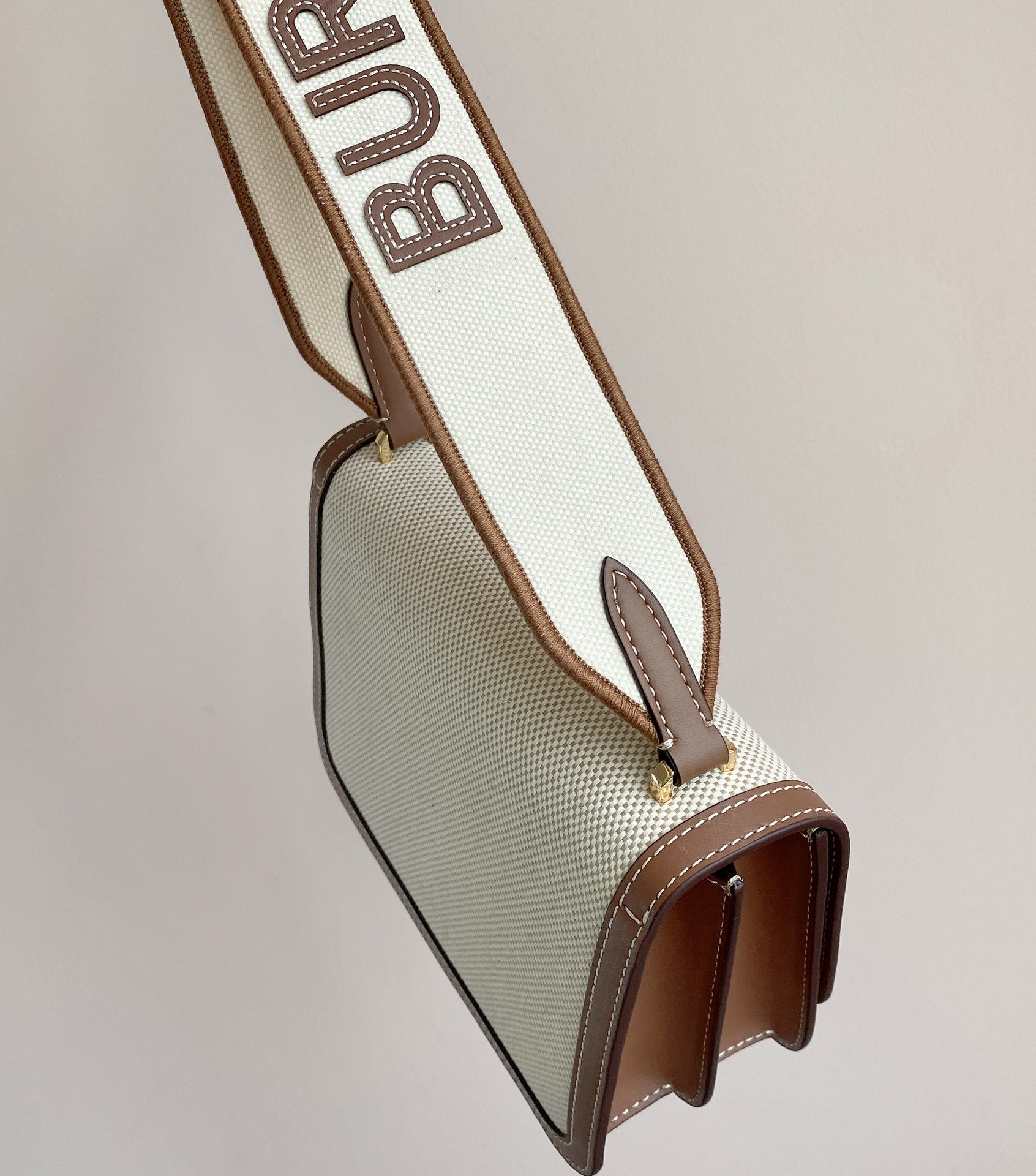 Burberry Looking at the details inside. The gold-stamped logo letters are clearly visible 6 Burberry Looking at the details inside. The gold-stamped logo letters are clearly visible - Image 6