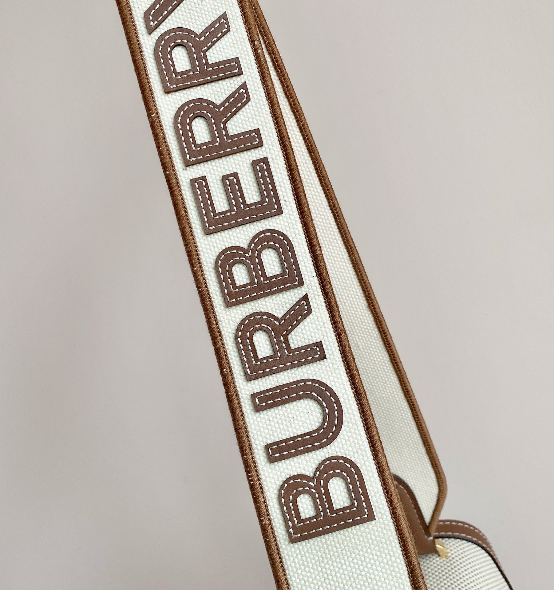 Burberry Looking at the details inside. The gold-stamped logo letters are clearly visible 7 Burberry Looking at the details inside. The gold-stamped logo letters are clearly visible - Image 7