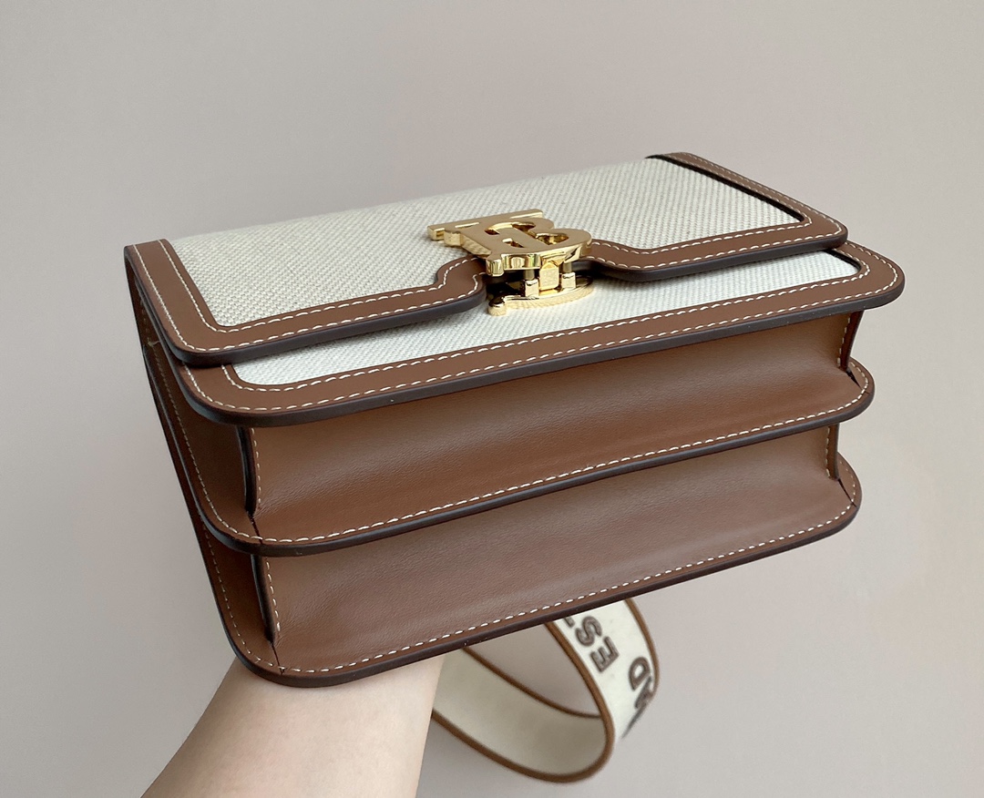 Burberry Looking at the details inside. The gold-stamped logo letters are clearly visible 4 Burberry Looking at the details inside. The gold-stamped logo letters are clearly visible - Image 4