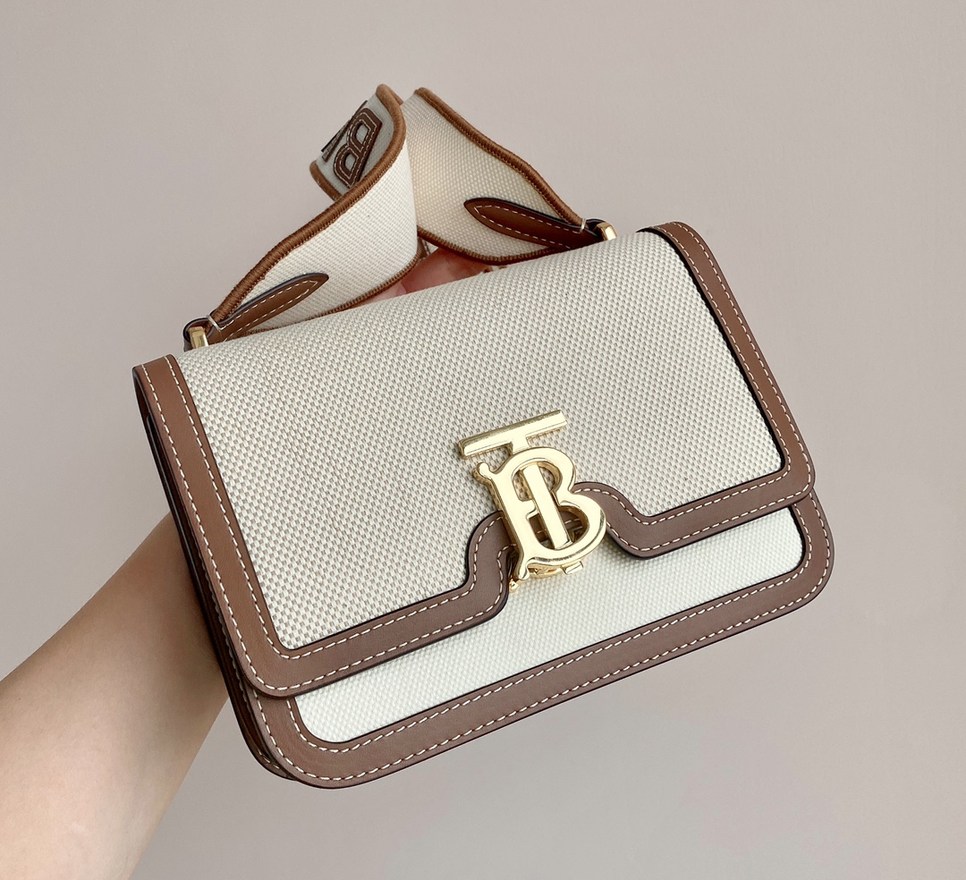 Burberry Looking at the details inside. The gold-stamped logo letters are clearly visible 5 Burberry Looking at the details inside. The gold-stamped logo letters are clearly visible - Image 5