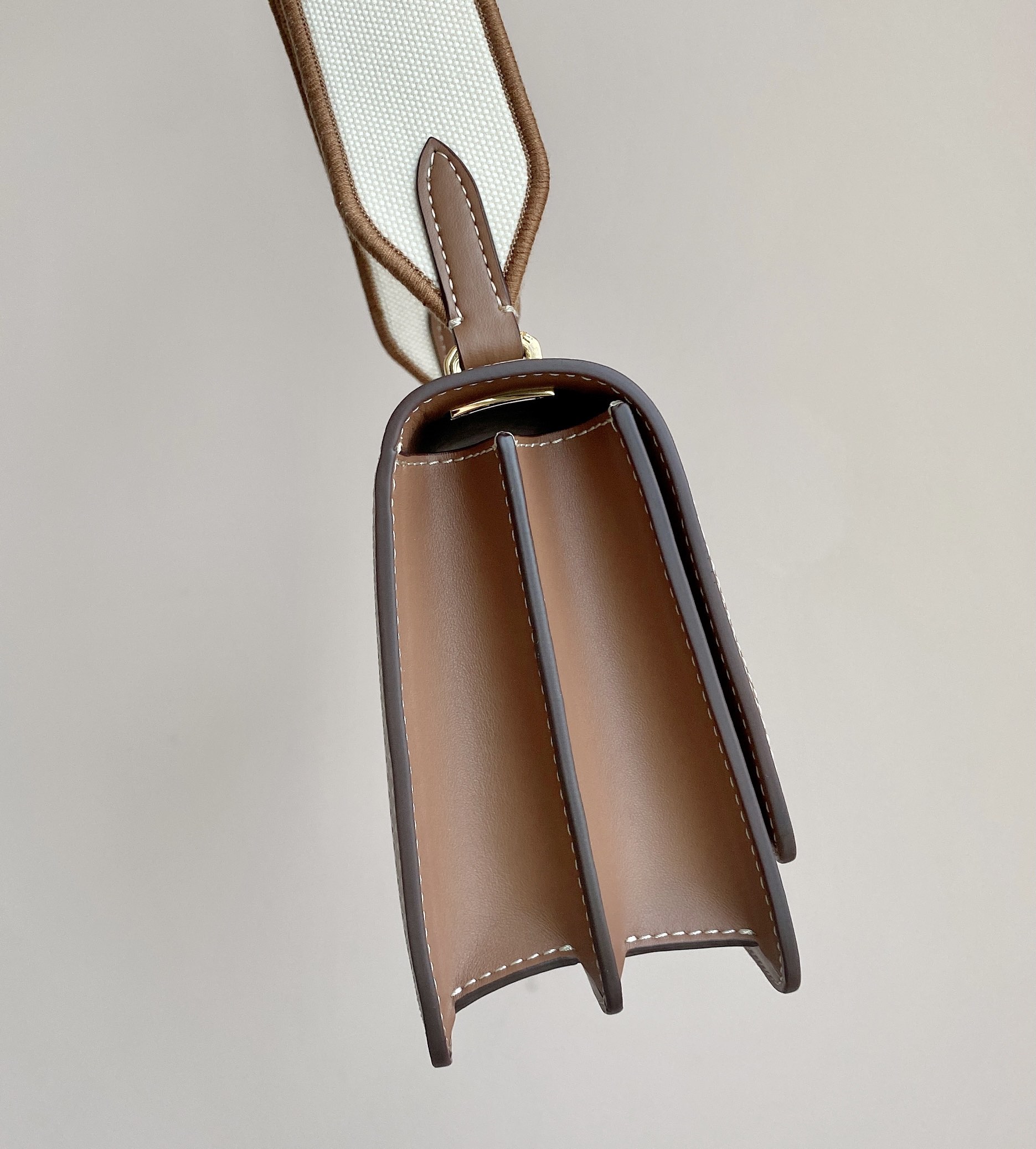 Burberry Looking at the details inside. The gold-stamped logo letters are clearly visible 9 Burberry Looking at the details inside. The gold-stamped logo letters are clearly visible - Image 9