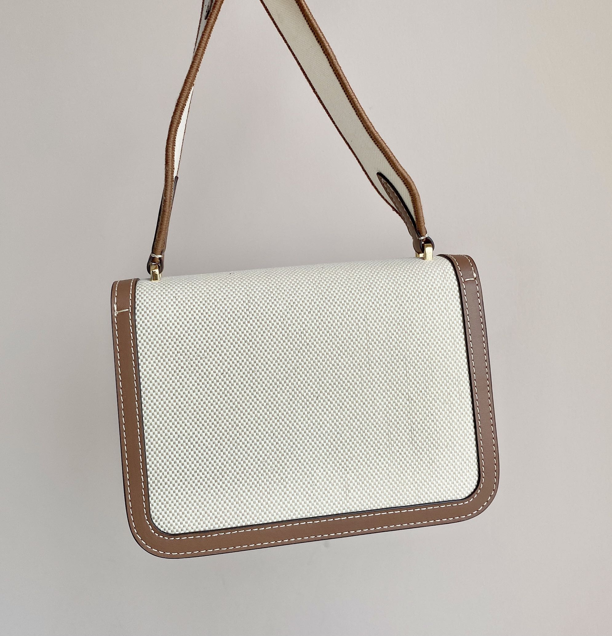 Burberry Looking at the details inside. The gold-stamped logo letters are clearly visible 8 Burberry Looking at the details inside. The gold-stamped logo letters are clearly visible - Image 8