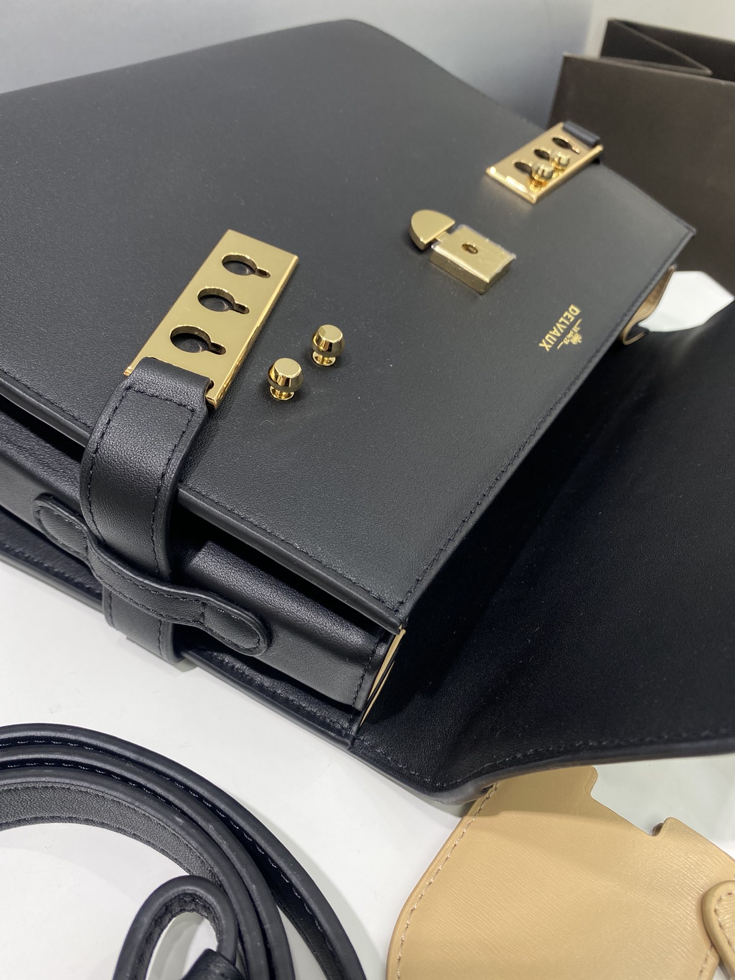 Delvaux Tempete MM swift calf leather Belgian 🇧🇪 Royal brand With matching shoulder strap, mirror and small pendant. Sheepskin lining Size: 28*10.5*21.5/ 5 Delvaux Tempete MM swift calf leather Belgian 🇧🇪 Royal brand With matching shoulder strap, mirror and small pendant. Sheepskin lining Size: 28*10.5*21.5/ - Image 5