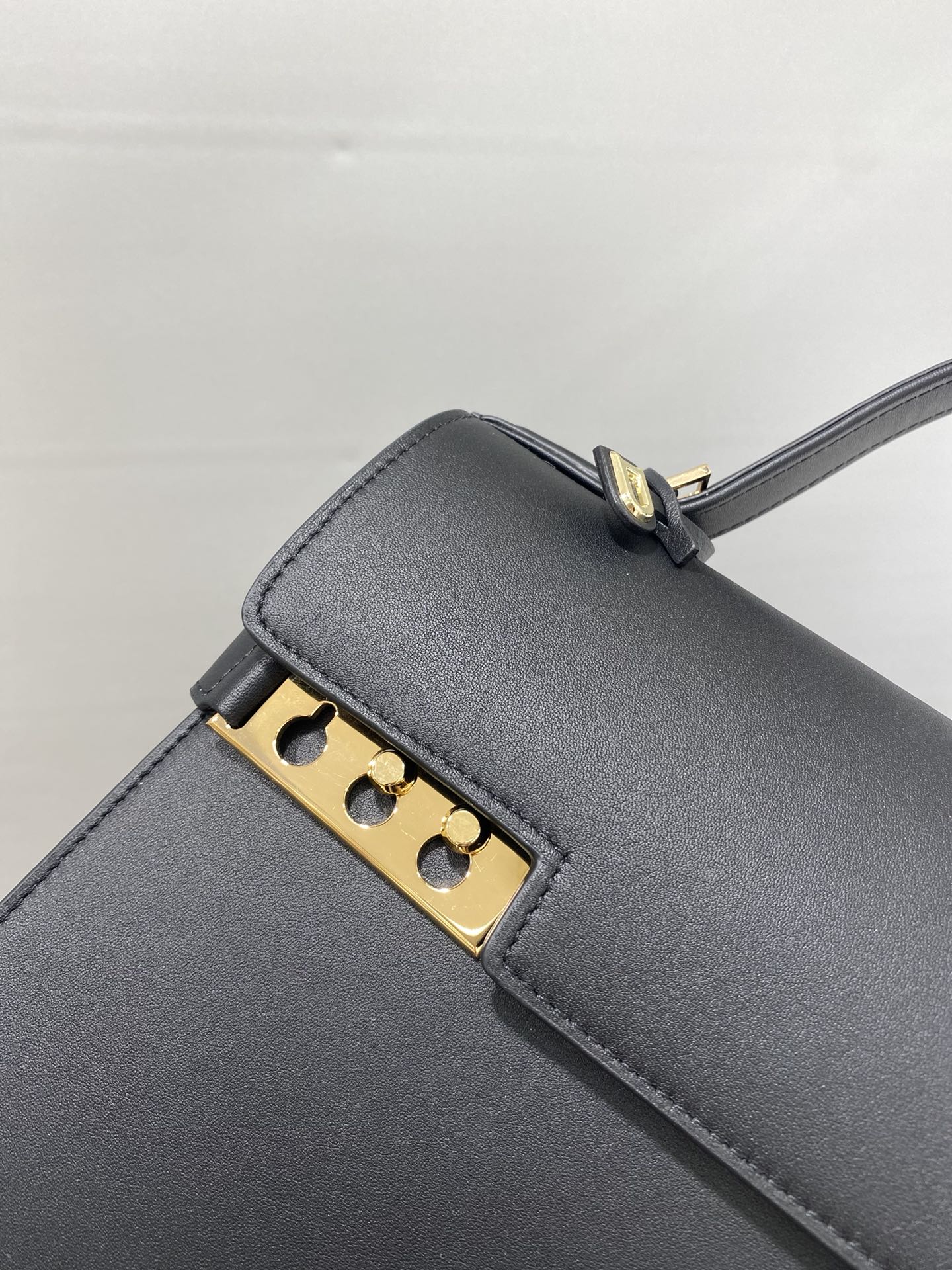 Delvaux Tempete MM swift calf leather Belgian 🇧🇪 Royal brand With matching shoulder strap, mirror and small pendant. Sheepskin lining Size: 28*10.5*21.5/ 7 Delvaux Tempete MM swift calf leather Belgian 🇧🇪 Royal brand With matching shoulder strap, mirror and small pendant. Sheepskin lining Size: 28*10.5*21.5/ - Image 7