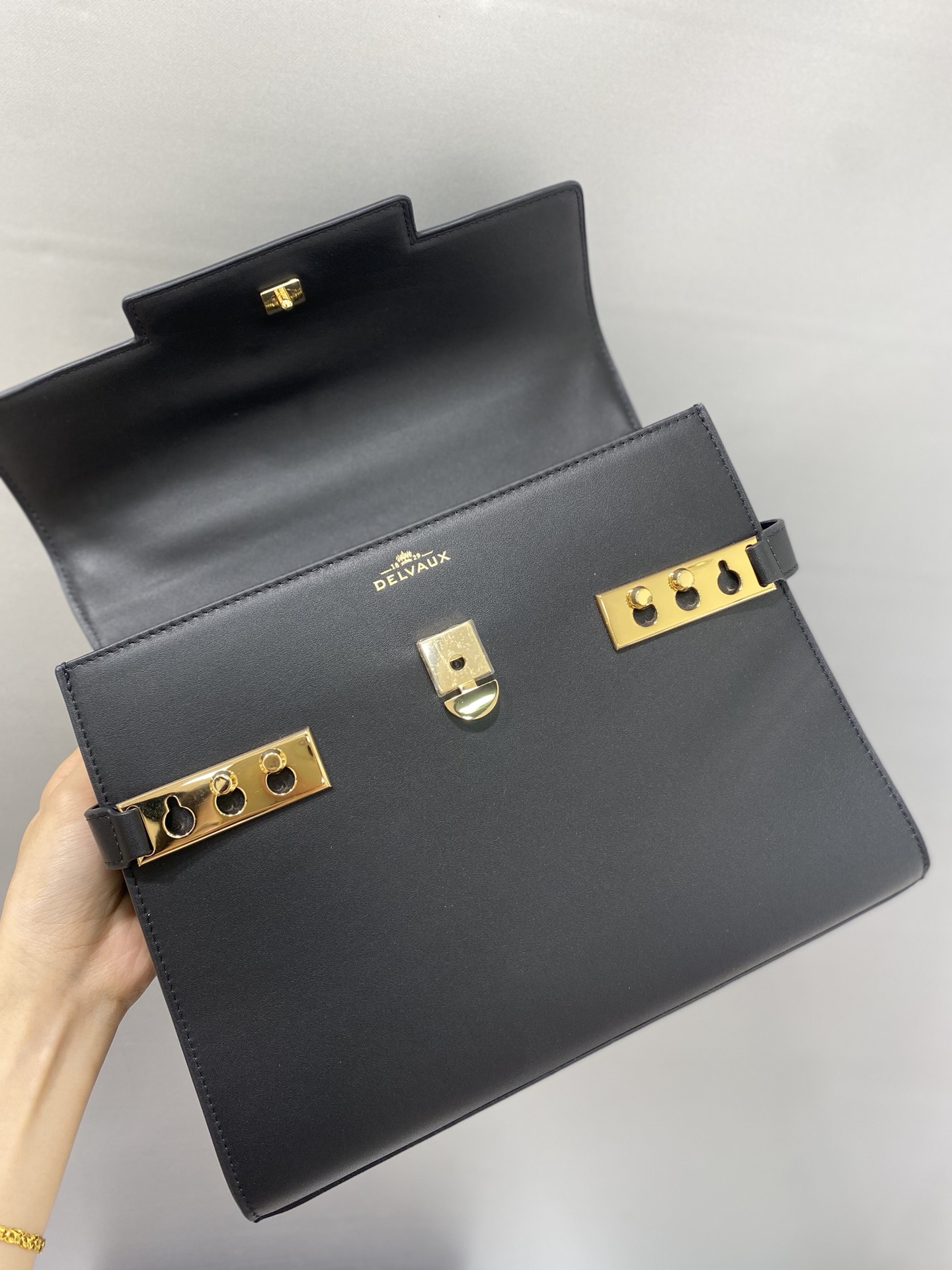 Delvaux Tempete MM swift calf leather Belgian 🇧🇪 Royal brand With matching shoulder strap, mirror and small pendant. Sheepskin lining Size: 28*10.5*21.5/ 4 Delvaux Tempete MM swift calf leather Belgian 🇧🇪 Royal brand With matching shoulder strap, mirror and small pendant. Sheepskin lining Size: 28*10.5*21.5/ - Image 4