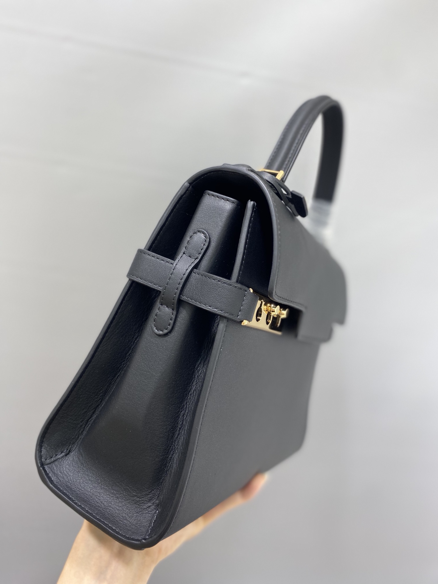 Delvaux Tempete MM swift calf leather Belgian 🇧🇪 Royal brand With matching shoulder strap, mirror and small pendant. Sheepskin lining Size: 28*10.5*21.5/ 6 Delvaux Tempete MM swift calf leather Belgian 🇧🇪 Royal brand With matching shoulder strap, mirror and small pendant. Sheepskin lining Size: 28*10.5*21.5/ - Image 6