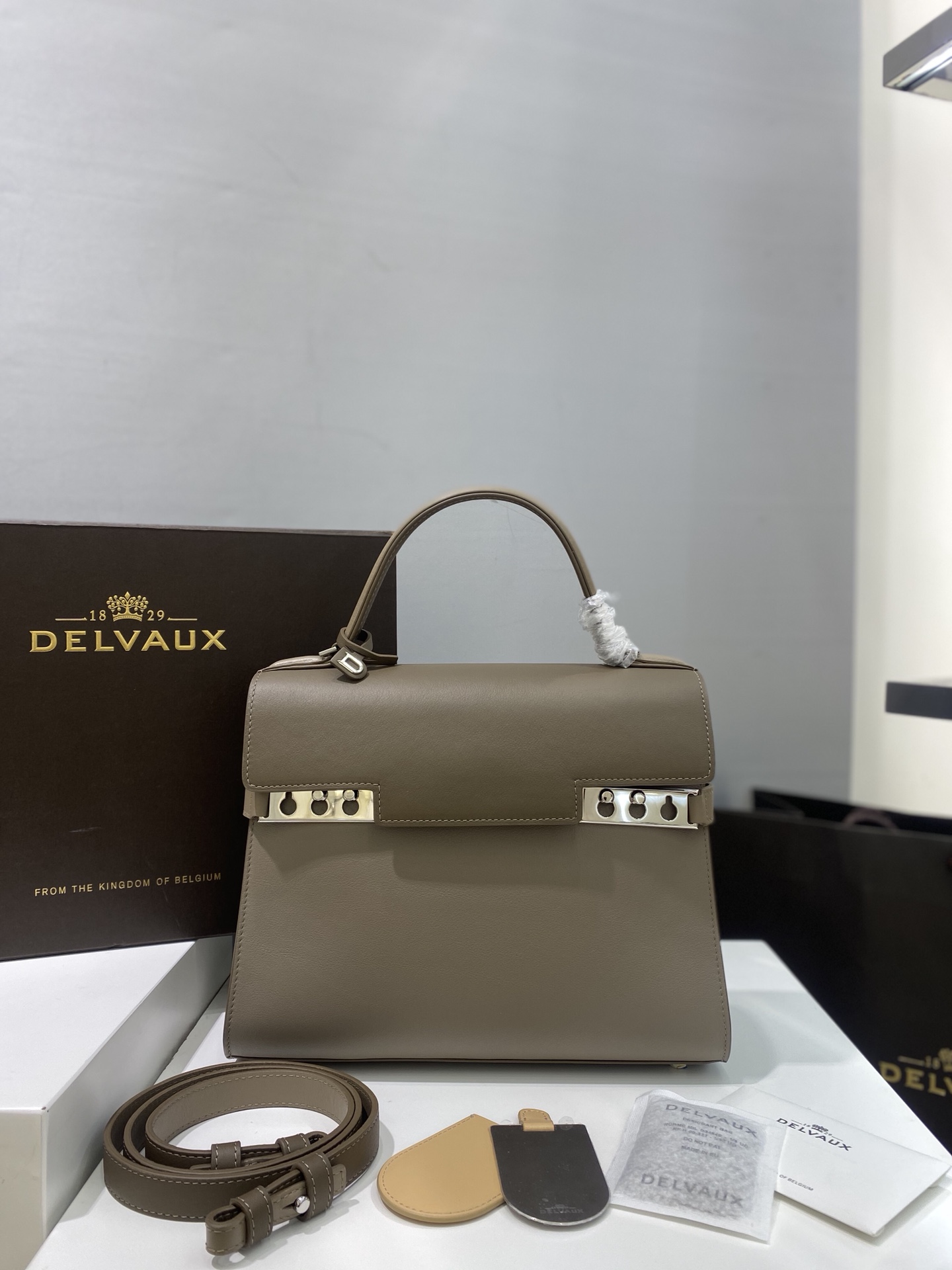 Delvaux Tempete MM swift calf leather Belgian 🇧🇪 Royal brand With matching shoulder strap, mirror and small pendant. Sheepskin lining Size: 28*10.5*21.5