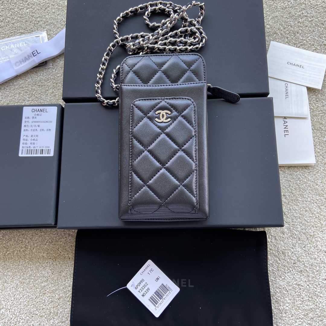 CHANELBlack sheepskin with silver steel label w18.5×h9×d3cm