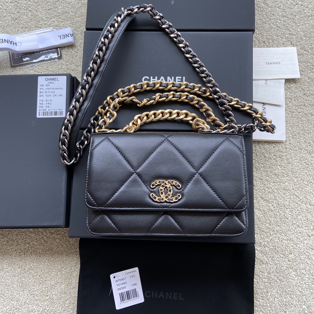 CHANEL Black Lambskin with Gold Hardware w19.5×h13.5×d3.5cm