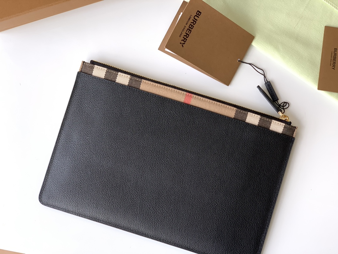 Burberry 🇬🇧Bur's top-quality original House plaid grained leather zipper storage bag ➰ The slim version can be easily placed in a briefcase or travel bag, and can easily accommodate a tablet. 30 x 20 cm, model: 20061 Black 7 Burberry 🇬🇧Bur's top-quality original House plaid grained leather zipper storage bag ➰ The slim version can be easily placed in a briefcase or travel bag, and can easily accommodate a tablet. 30 x 20 cm, model: 20061 Black - Image 7