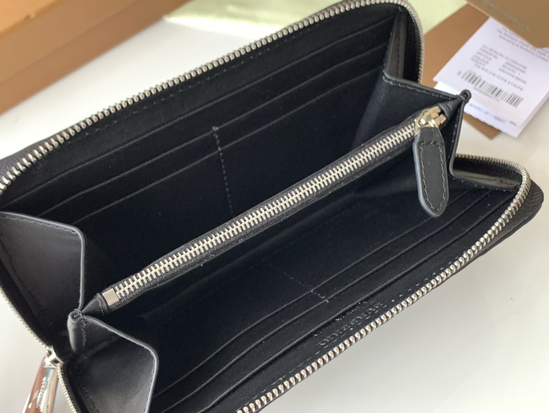 Burberry TB embossed leather zipper bag➰ is made of imported grained calfskin embossing, 👍counter quality, fine workmanship💋real product shooting📷, model 6521 black, size 19cm*10cm*2.5cm 4 Burberry TB embossed leather zipper bag➰ is made of imported grained calfskin embossing, 👍counter quality, fine workmanship💋real product shooting📷, model 6521 black, size 19cm*10cm*2.5cm - Image 4