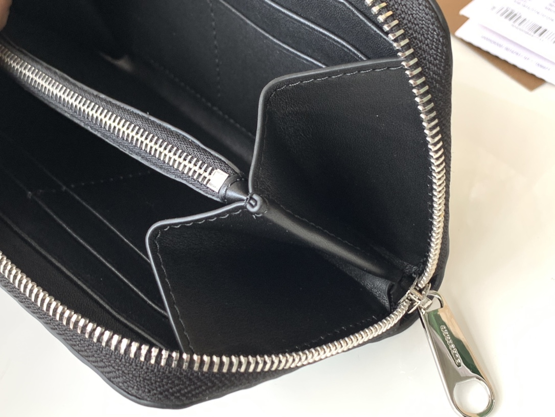 Burberry TB embossed leather zipper bag➰ is made of imported grained calfskin embossing, 👍counter quality, fine workmanship💋real product shooting📷, model 6521 black, size 19cm*10cm*2.5cm 3 Burberry TB embossed leather zipper bag➰ is made of imported grained calfskin embossing, 👍counter quality, fine workmanship💋real product shooting📷, model 6521 black, size 19cm*10cm*2.5cm - Image 3
