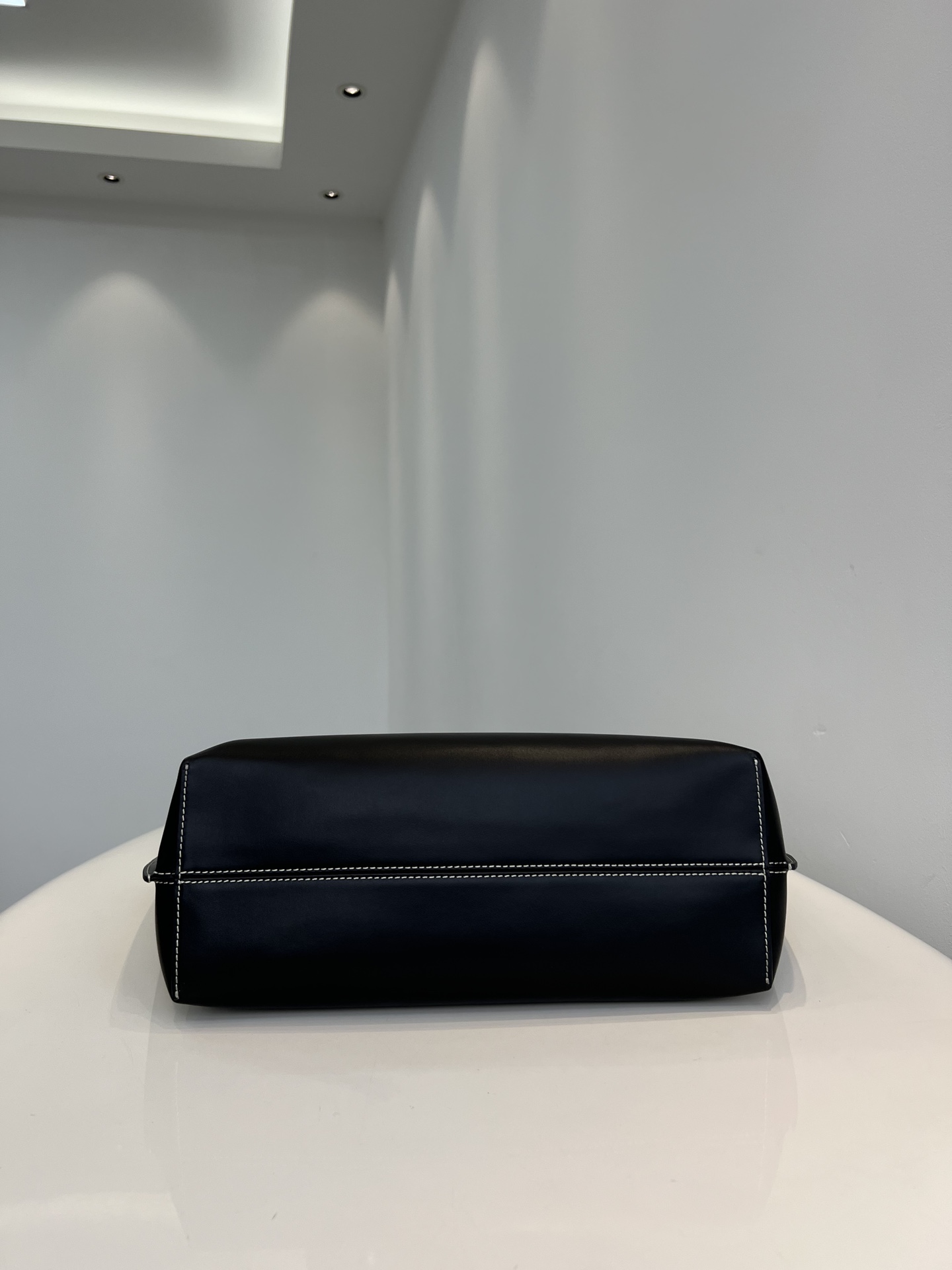 Burberry pure original bag body is made of imported custom smooth Italian tanned calfskin with bright stitching Size: 34X28X14cm 6 Burberry pure original bag body is made of imported custom smooth Italian tanned calfskin with bright stitching Size: 34X28X14cm - Image 6