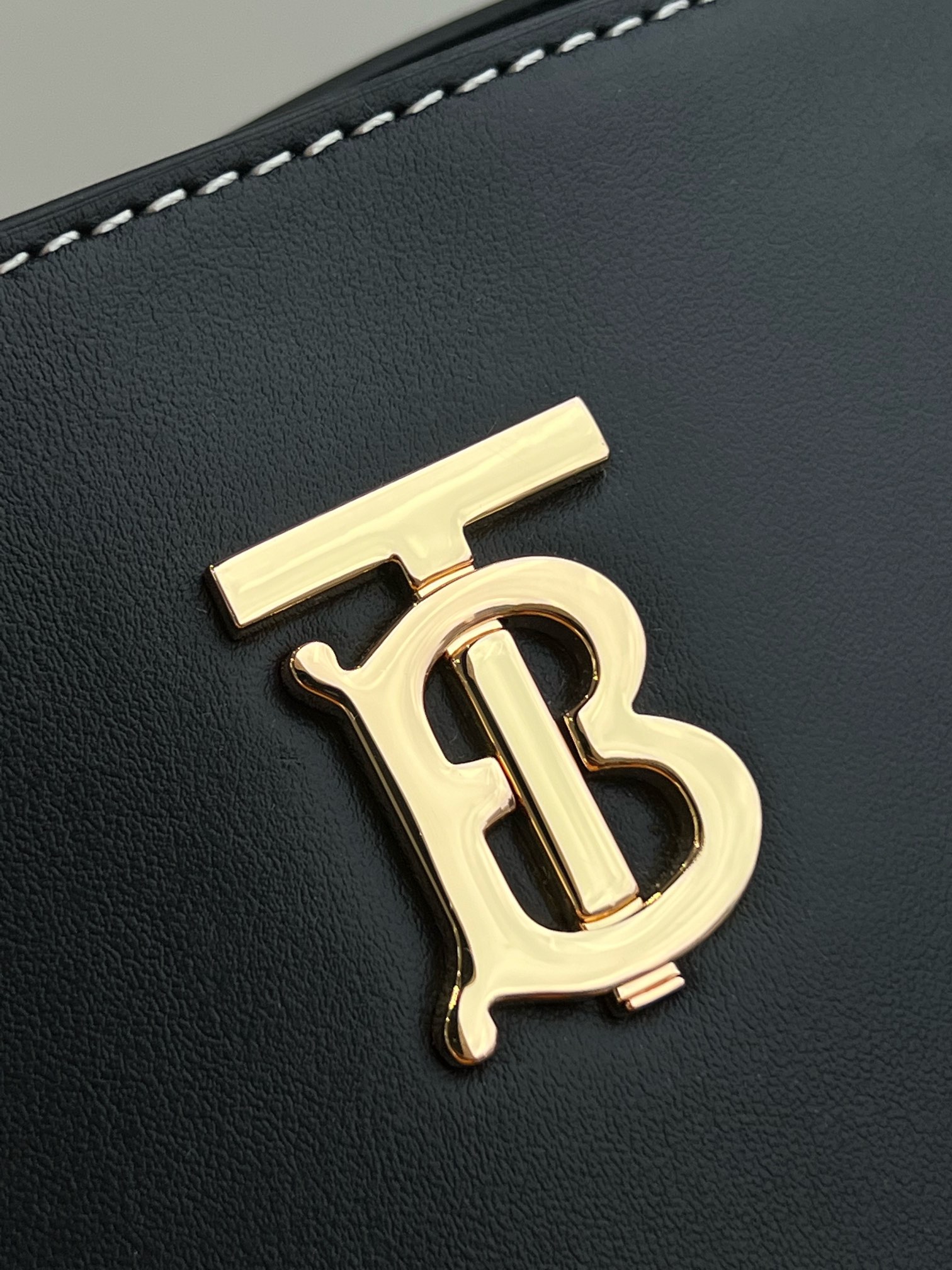 Burberry pure original bag body is made of imported custom smooth Italian tanned calfskin with bright stitching Size: 34X28X14cm 4 Burberry pure original bag body is made of imported custom smooth Italian tanned calfskin with bright stitching Size: 34X28X14cm - Image 4